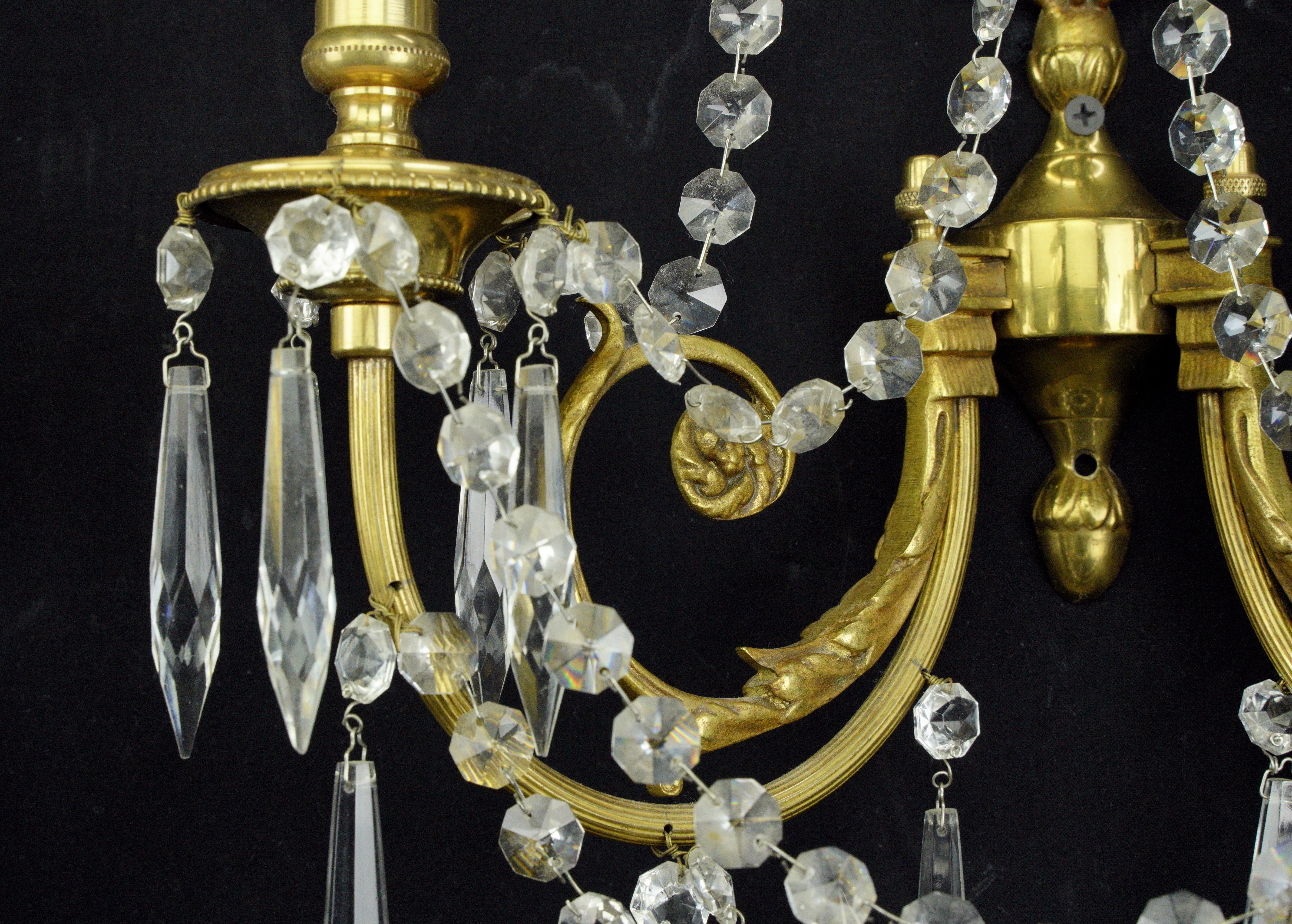 Coppia di candelabri da parete Empire a 2 bracci in cristallo d'ottone in vendita 7