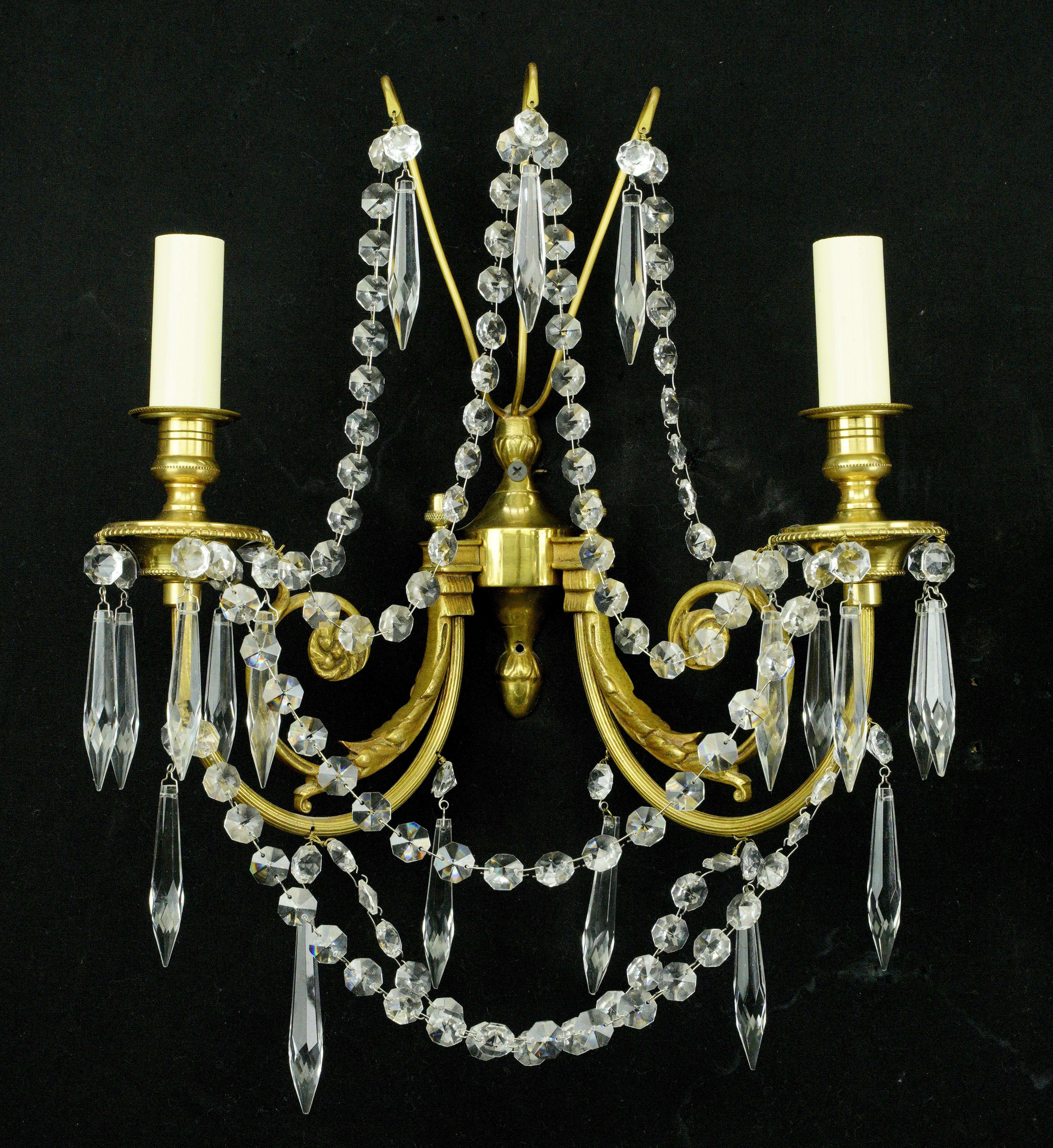 Stile impero Coppia di candelabri da parete Empire a 2 bracci in cristallo d'ottone in vendita