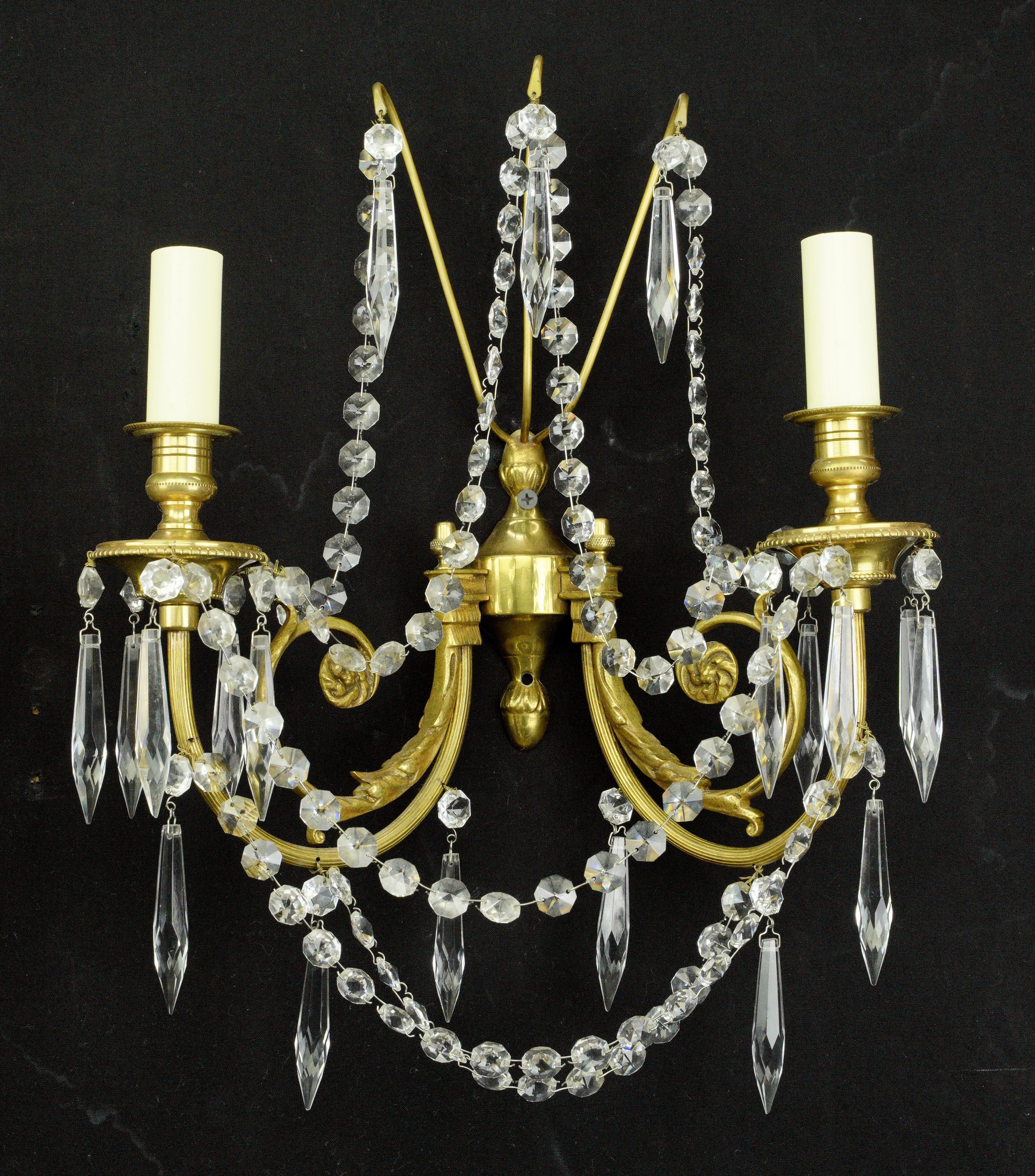 Americano Coppia di candelabri da parete Empire a 2 bracci in cristallo d'ottone in vendita