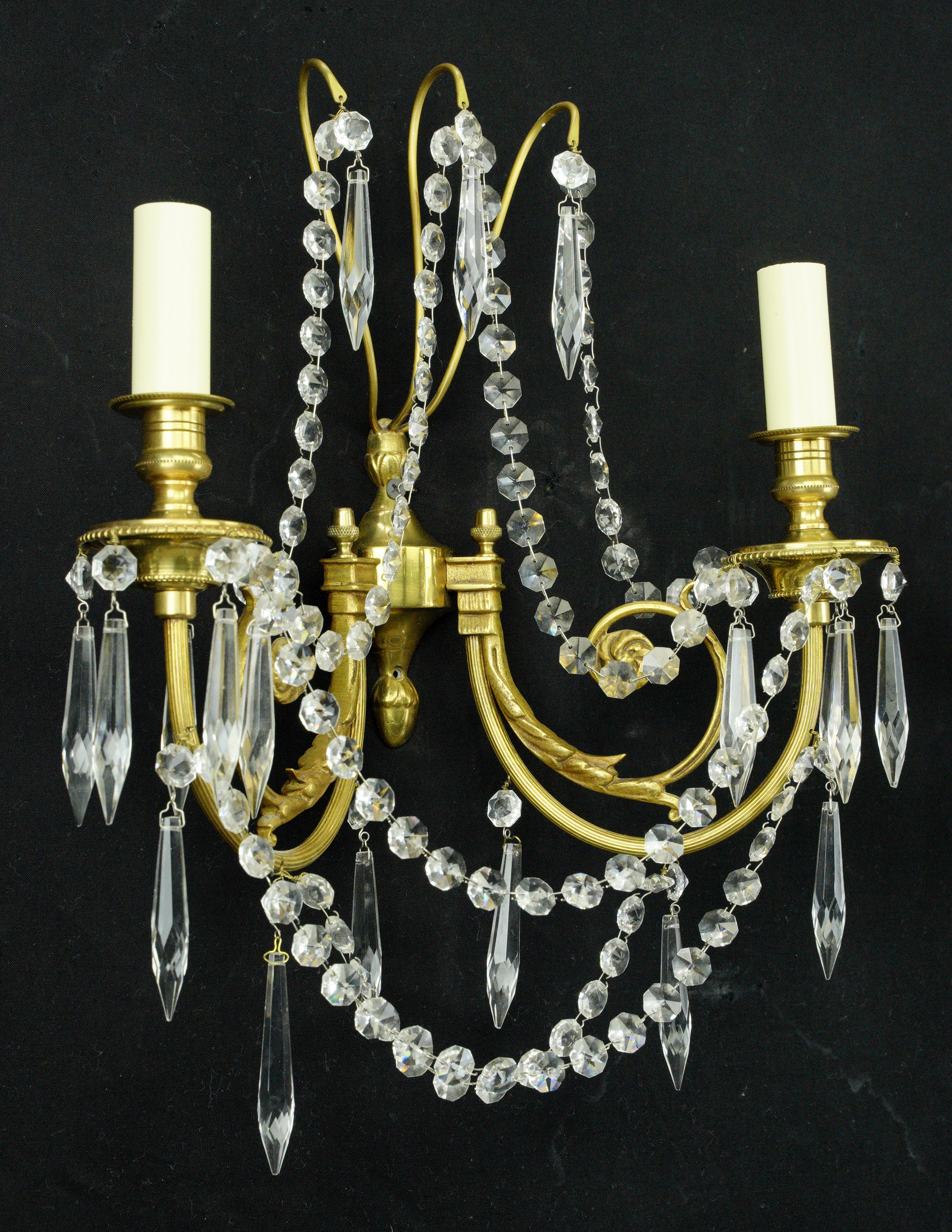 Coppia di candelabri da parete Empire a 2 bracci in cristallo d'ottone In condizioni buone in vendita a New York, NY