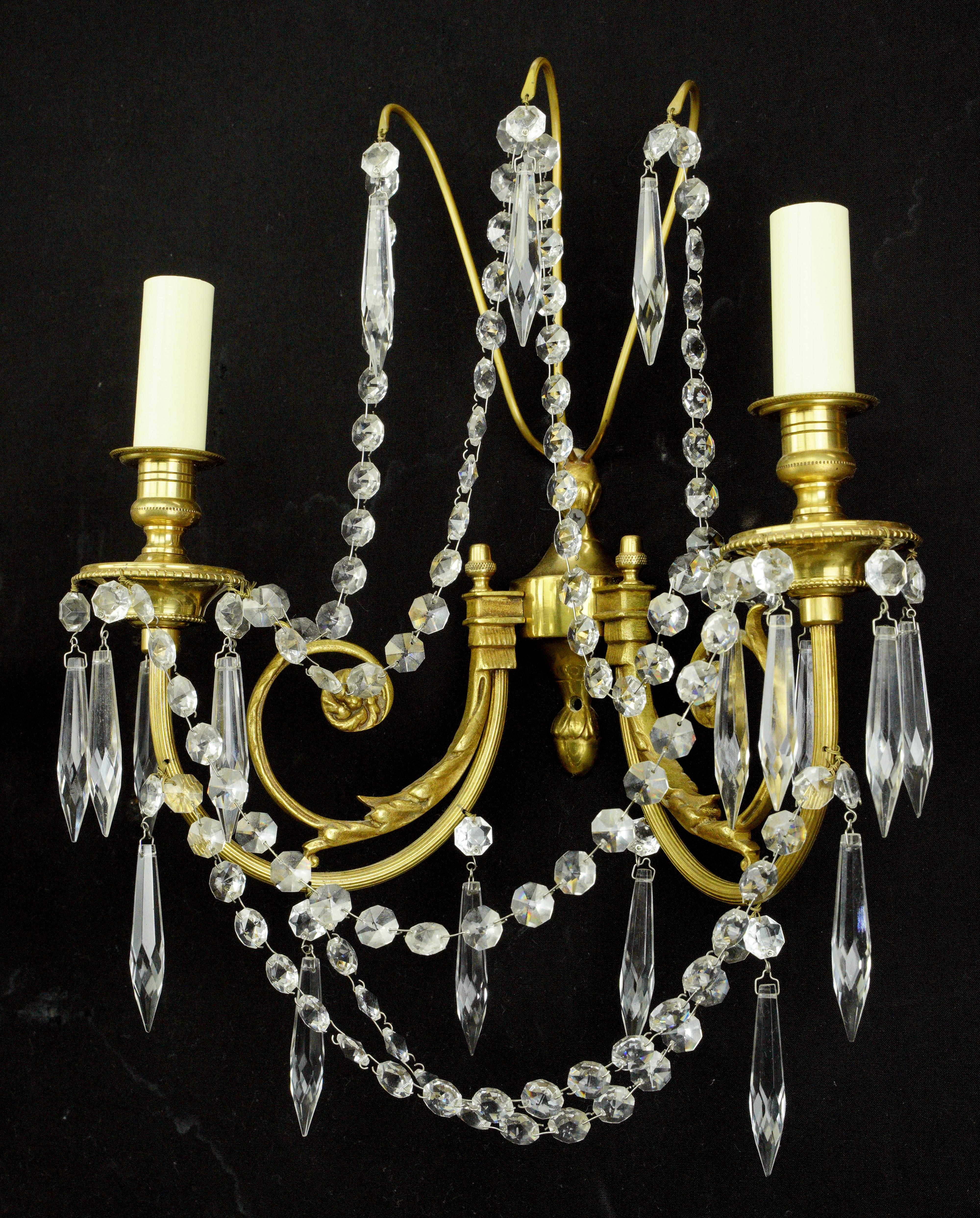 XX secolo Coppia di candelabri da parete Empire a 2 bracci in cristallo d'ottone in vendita
