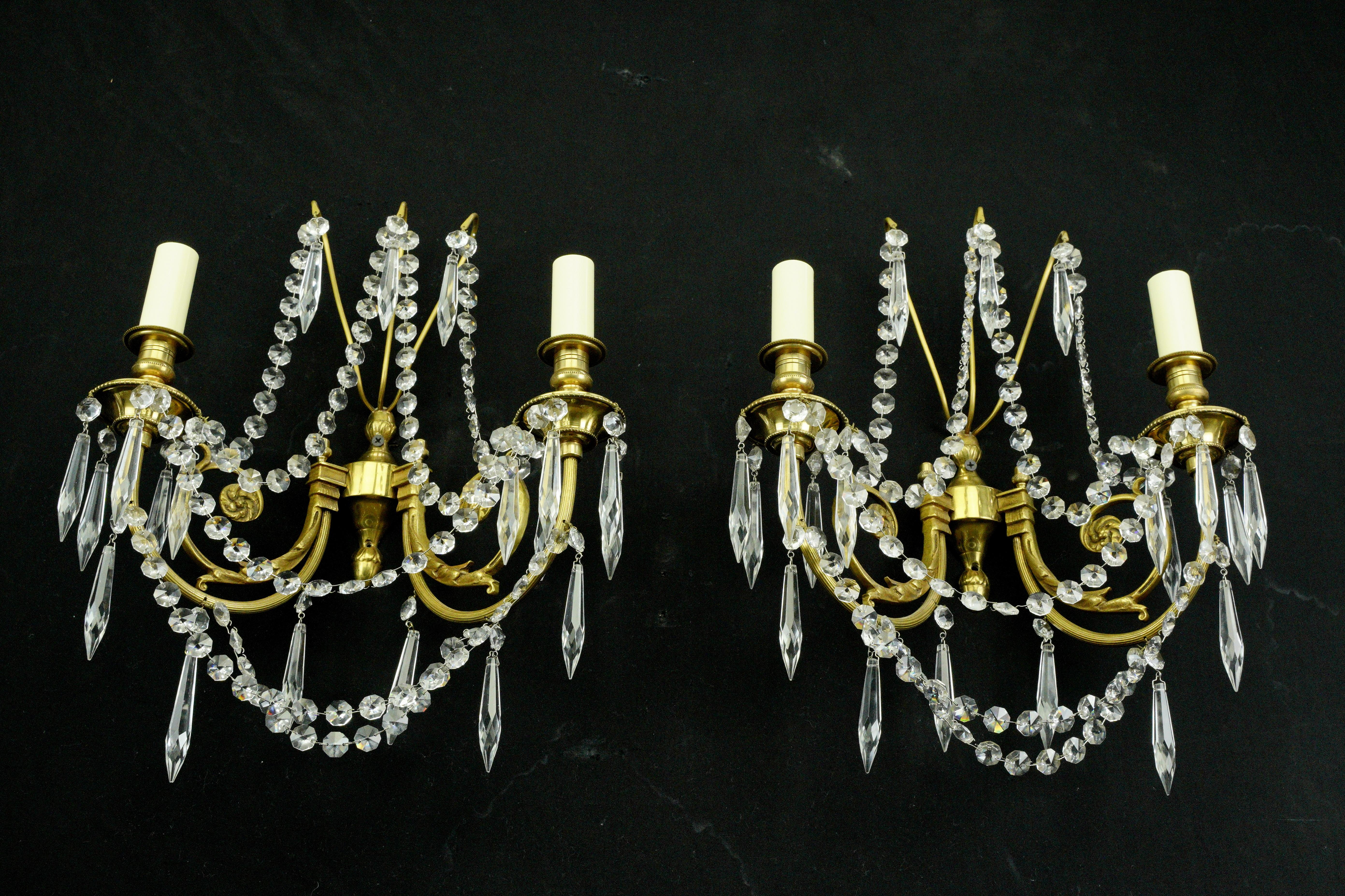 Ottone Coppia di candelabri da parete Empire a 2 bracci in cristallo d'ottone in vendita