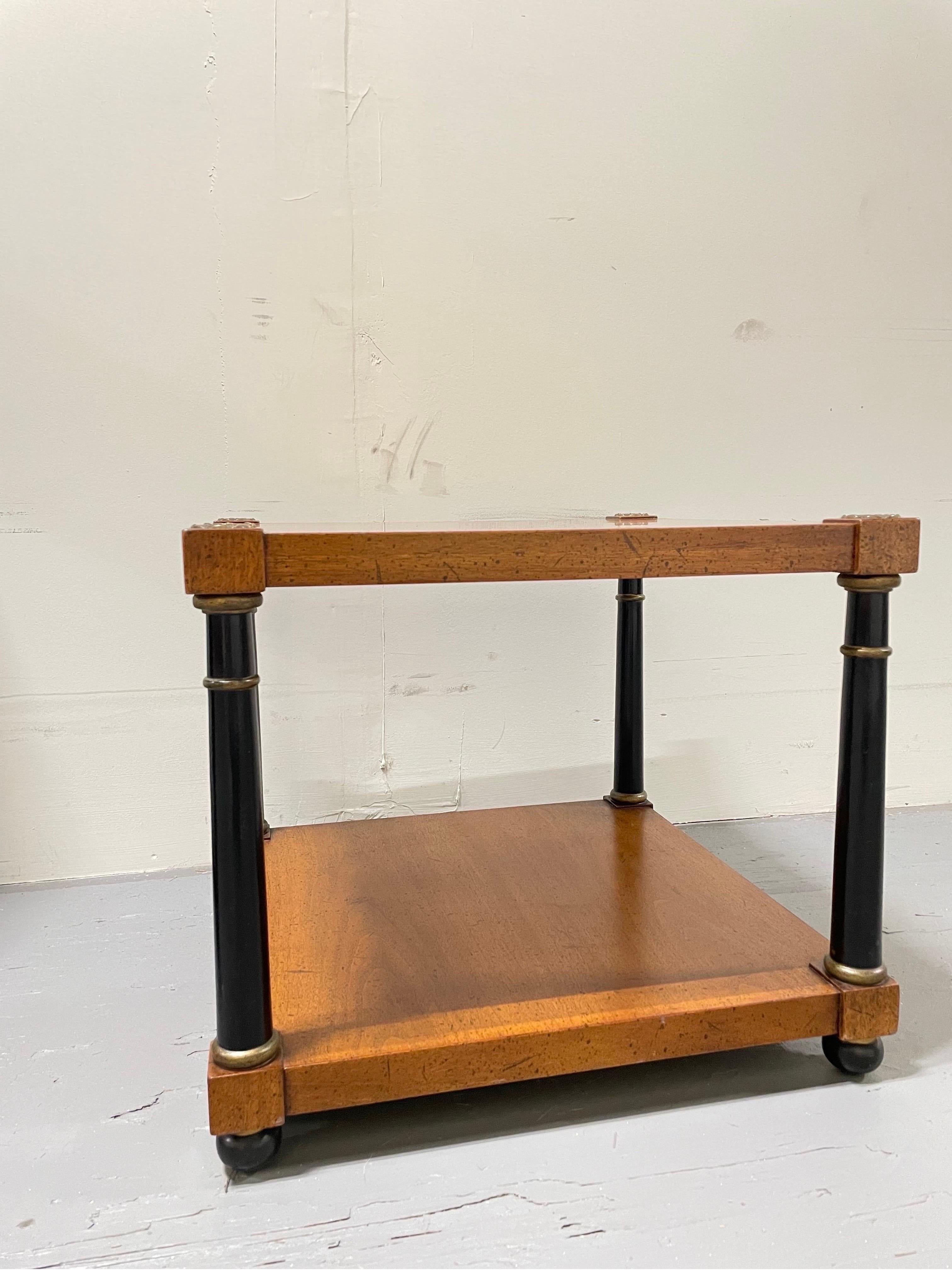 Paar Empire-Beistelltische aus Nussbaumholz mit schwarzen Säulen, Vintage-Regency (Holz) im Angebot