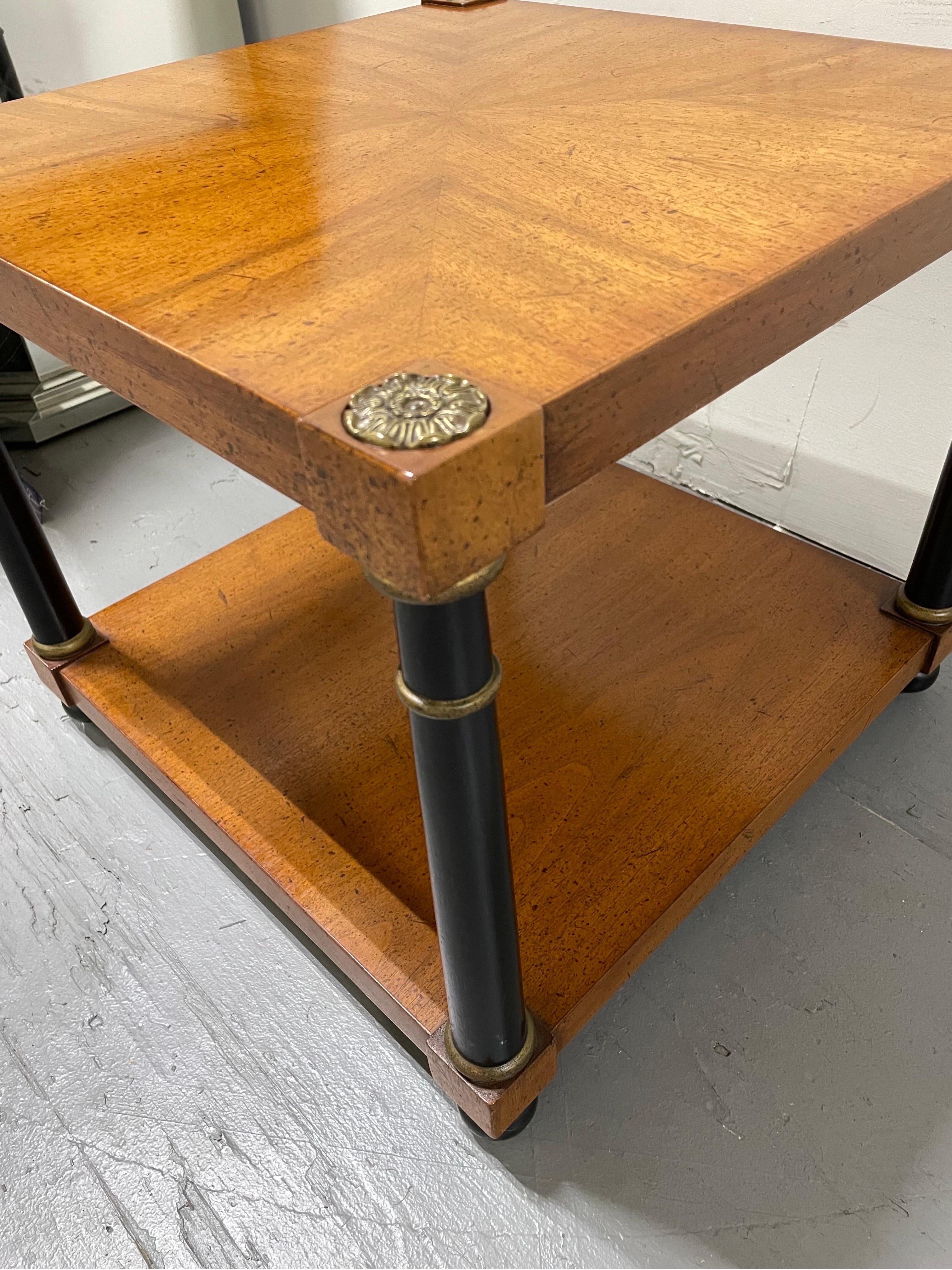 Paar Empire-Beistelltische aus Nussbaumholz mit schwarzen Säulen, Vintage-Regency im Angebot 3