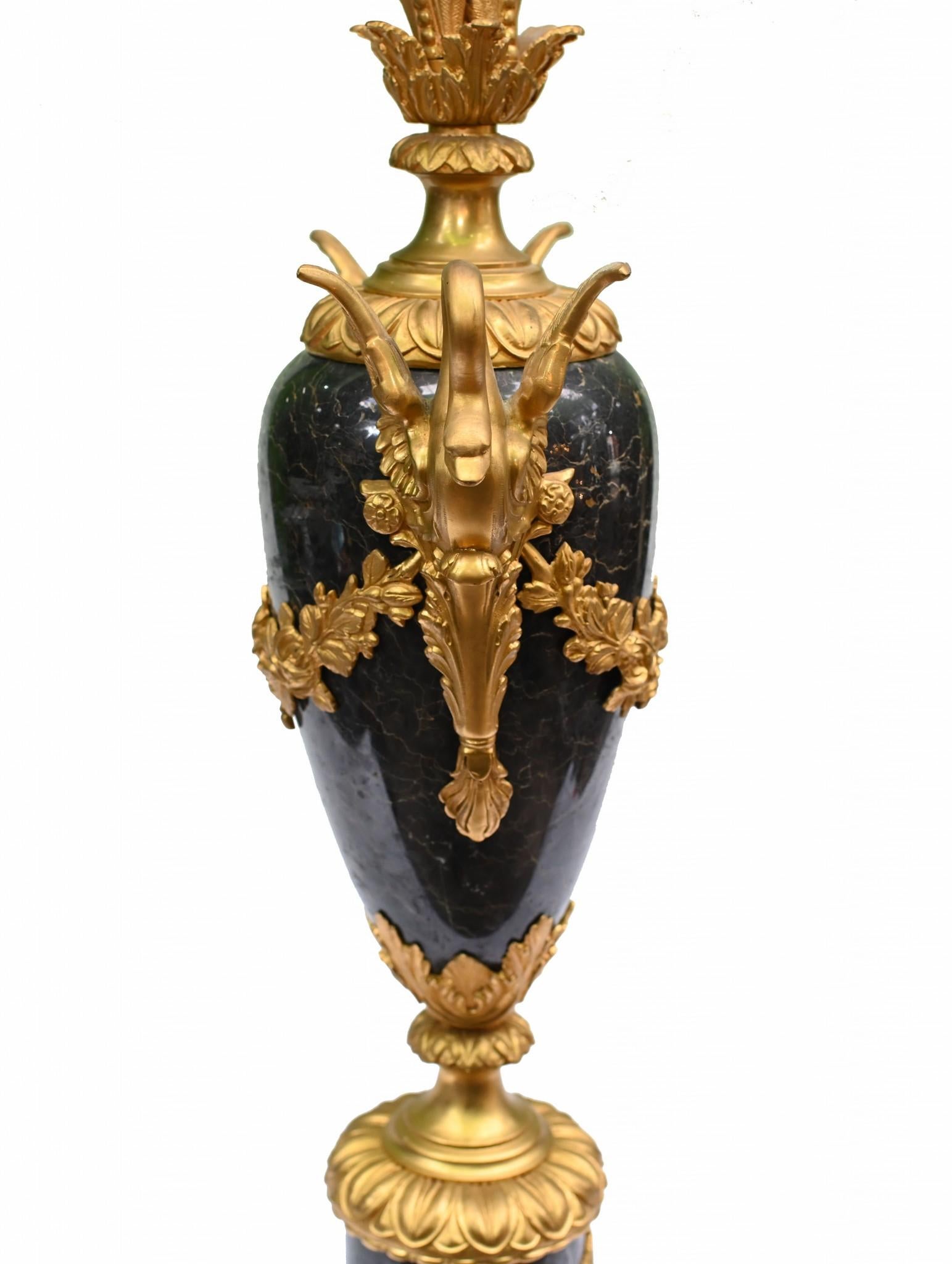 Paar vergoldete Empire-Kandelaber, Marmorurnen, 1870, Französische Antiquitäten im Angebot 6