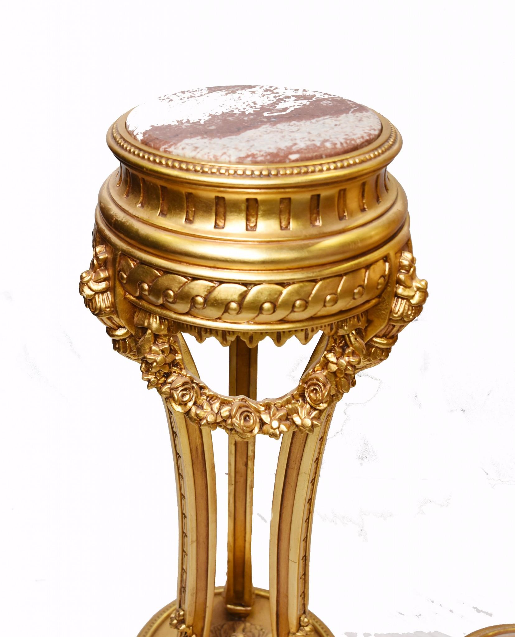 Preciosa pareja de peanas doradas de estilo Imperio francés
Perfecto para exponer piezas decorativas como jarrones y urnas
Las encimeras redondas de mármol son lisas y no se astillan
Comprado a un marchante de Marche Biron, en el barrio de