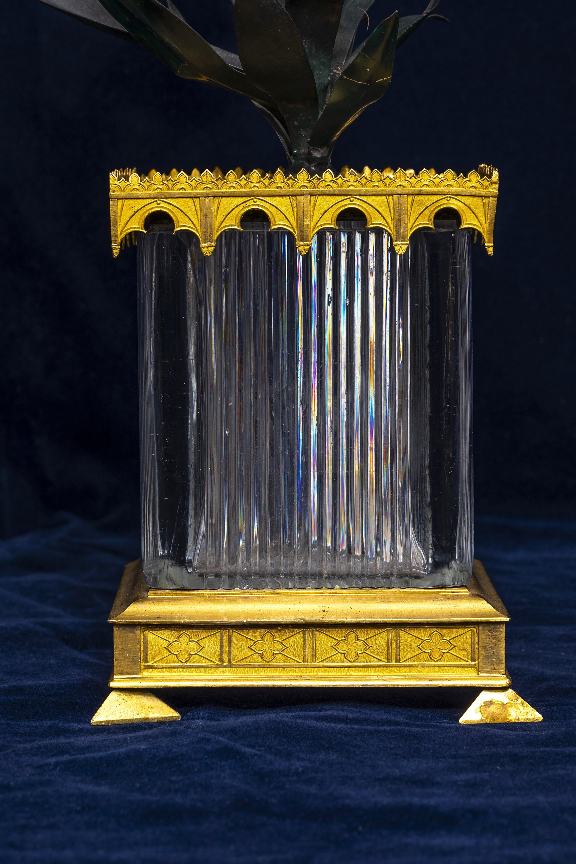 Paire de cache-pots nord-européens de la période Empire en bronze doré, verre taillé et tôle peinte en vente 3