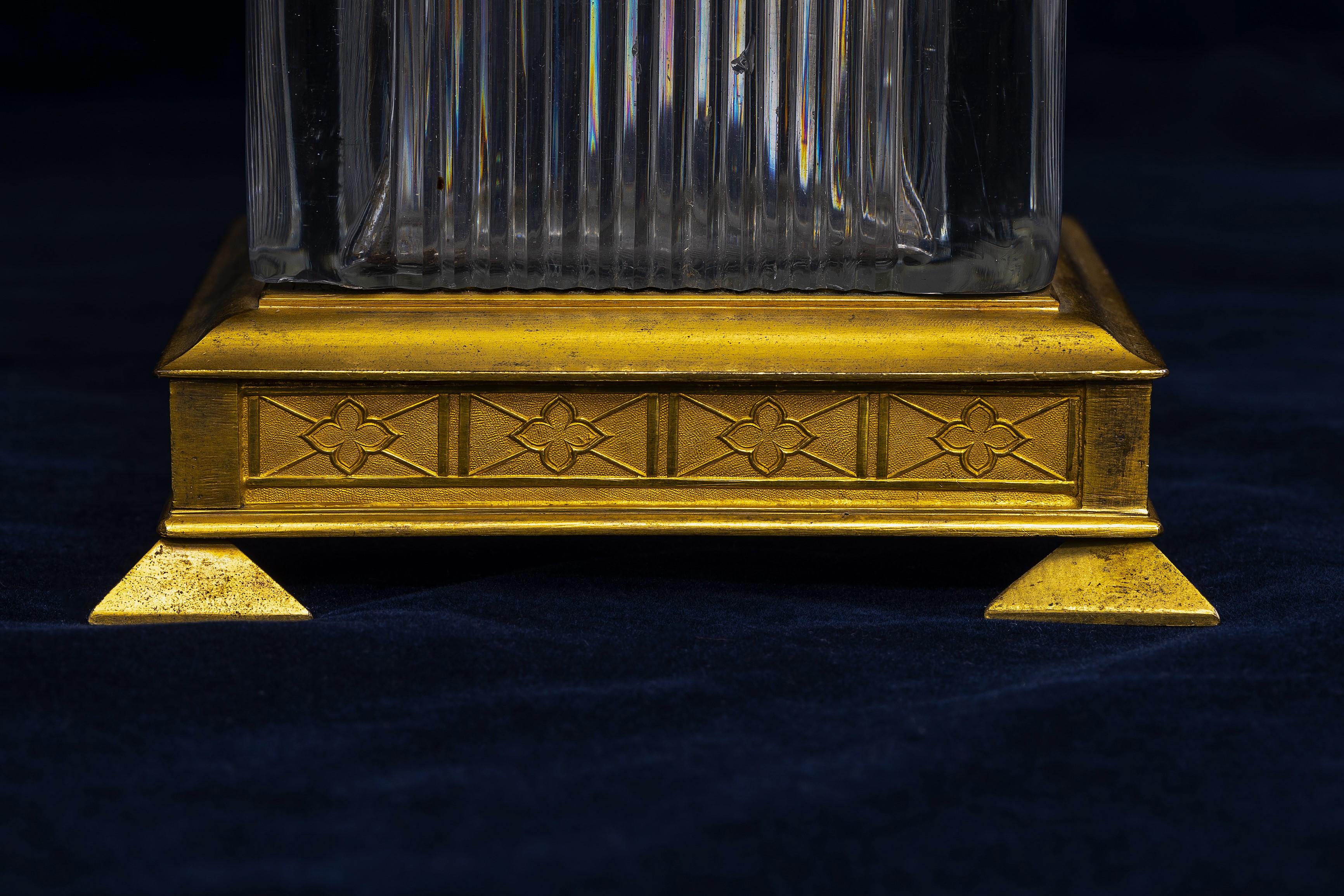 Paire de cache-pots nord-européens de la période Empire en bronze doré, verre taillé et tôle peinte en vente 6