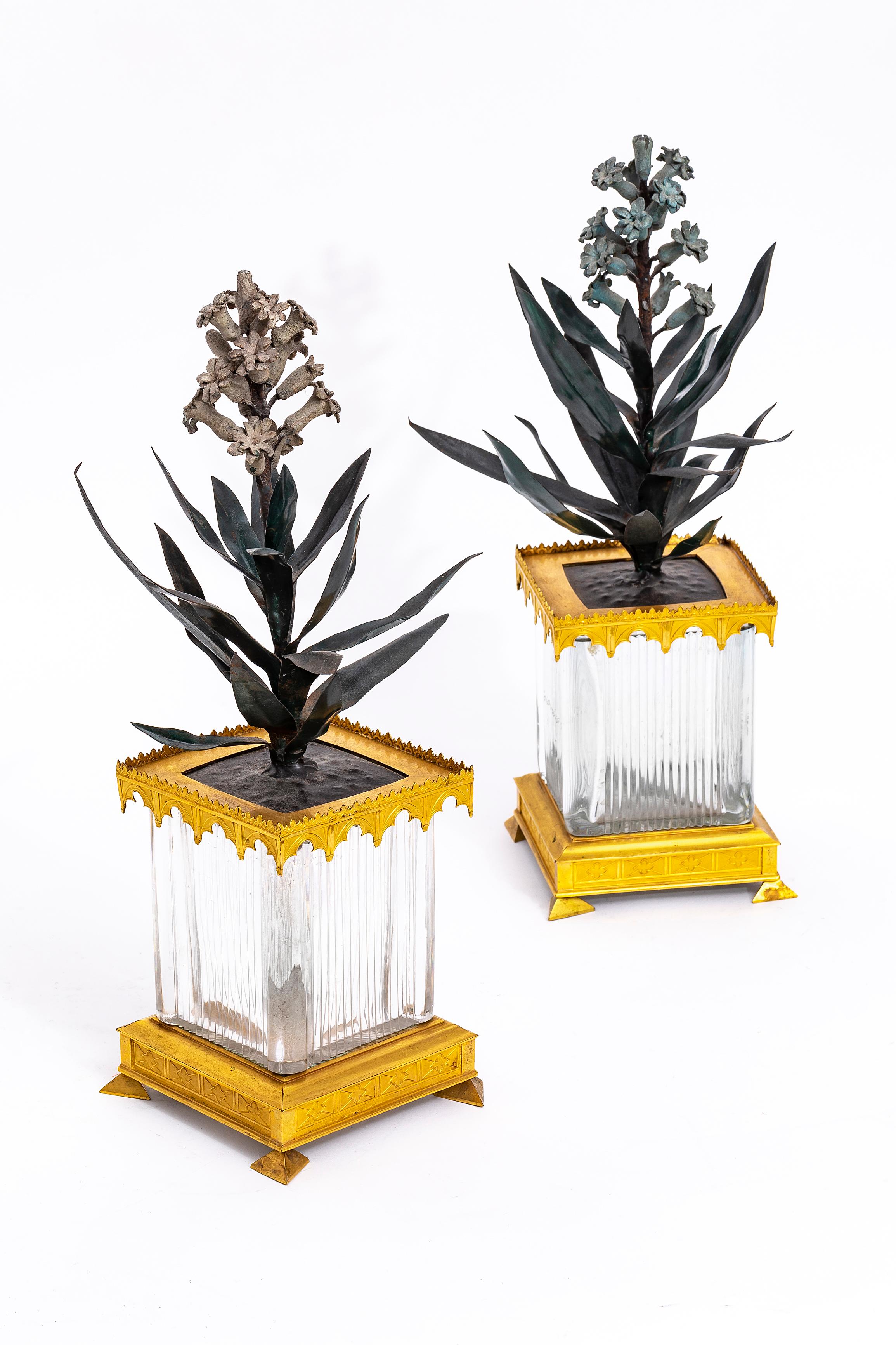 Paire extrêmement rare et inhabituelle de pots de jacinthes/cachepots en bronze doré, verre taillé et tôle peinte d'Europe du Nord, probablement de la Baltique, vers 1815-1825.
Chacune d'entre elles représente un brin de jacinthe en tôle peinte dans