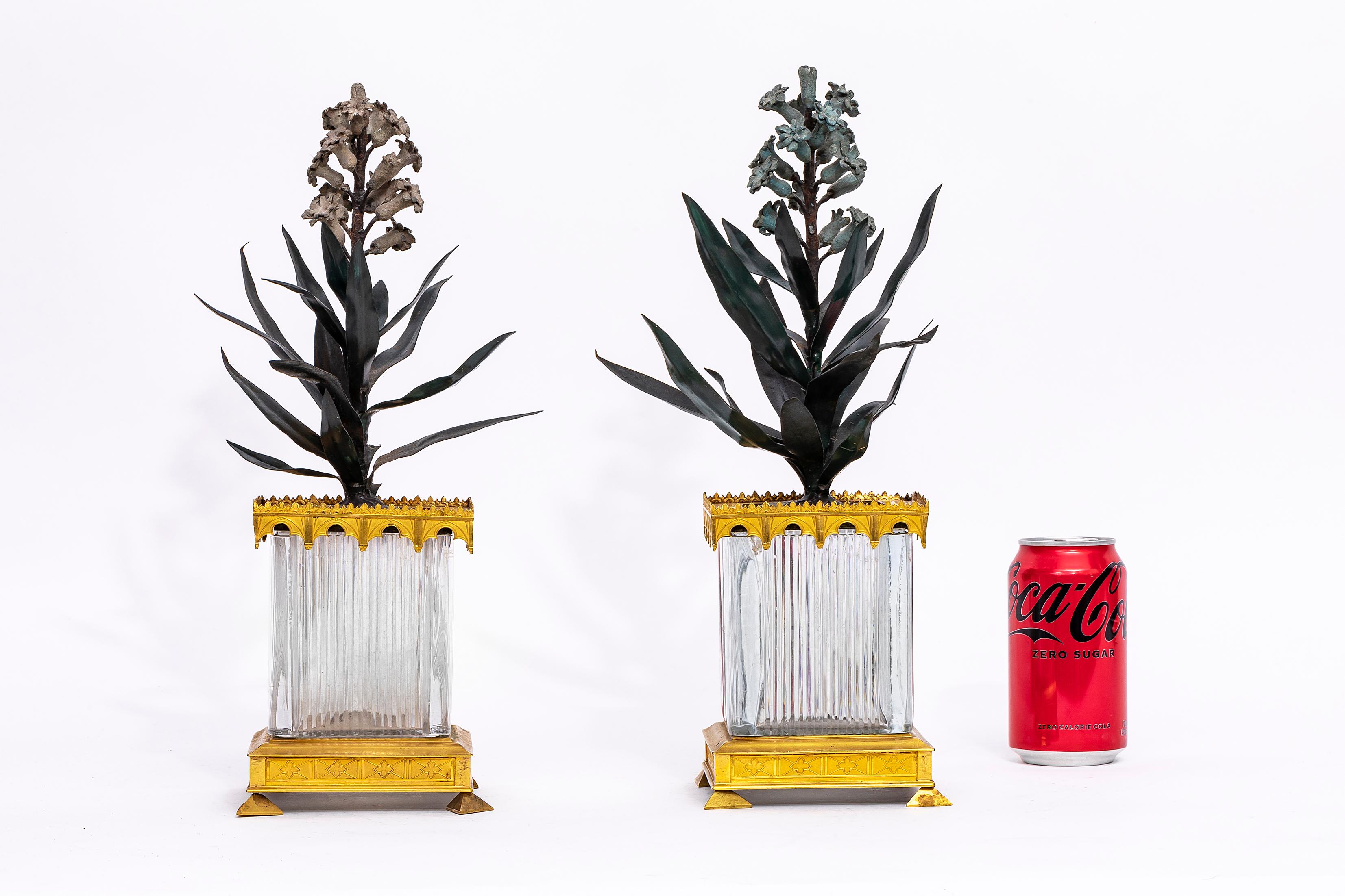 Sculpté à la main Paire de cache-pots nord-européens de la période Empire en bronze doré, verre taillé et tôle peinte en vente