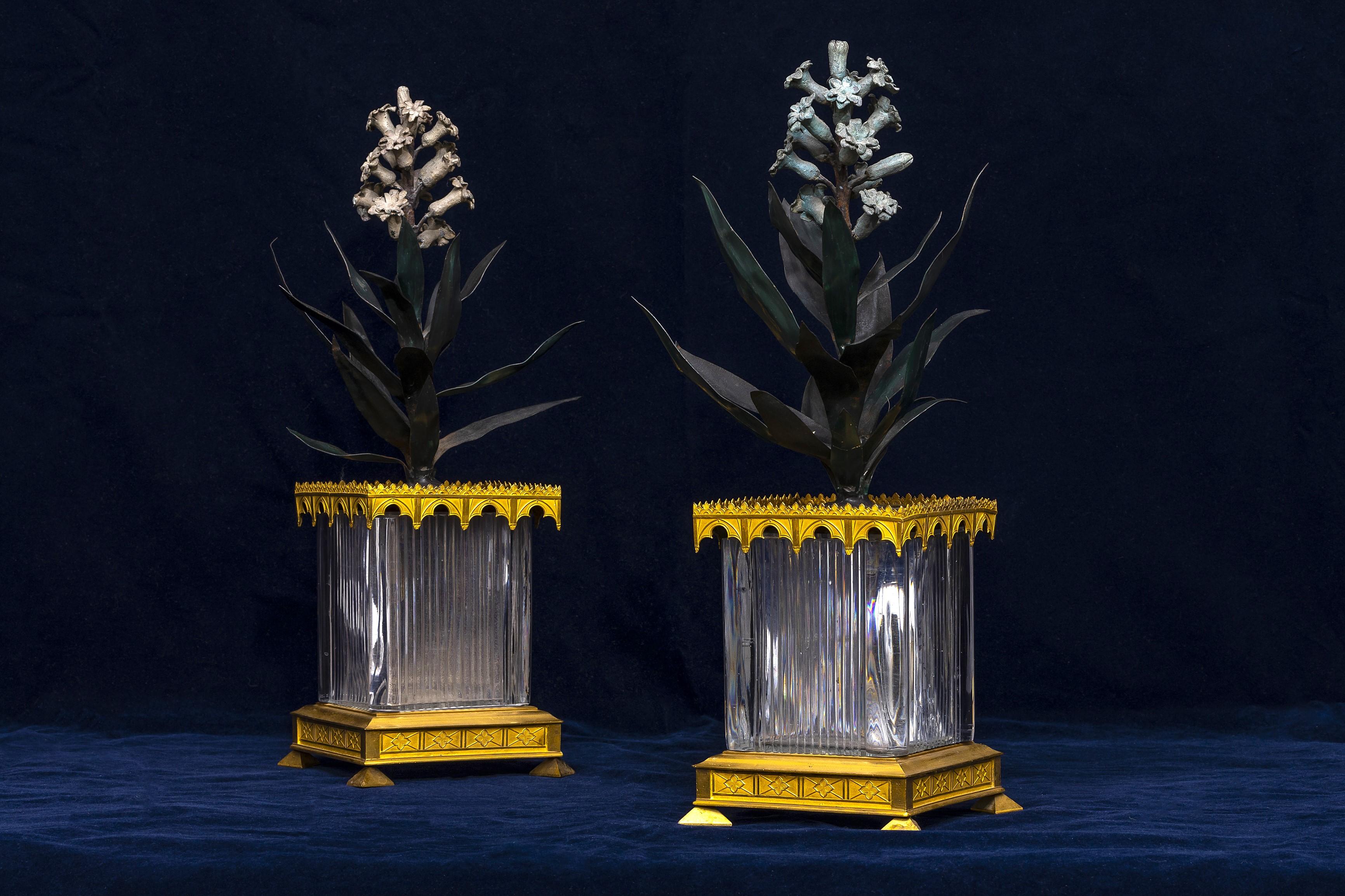 Cristal Paire de cache-pots nord-européens de la période Empire en bronze doré, verre taillé et tôle peinte en vente
