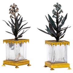 Paire de cache-pots nord-européens de la période Empire en bronze doré, verre taillé et tôle peinte