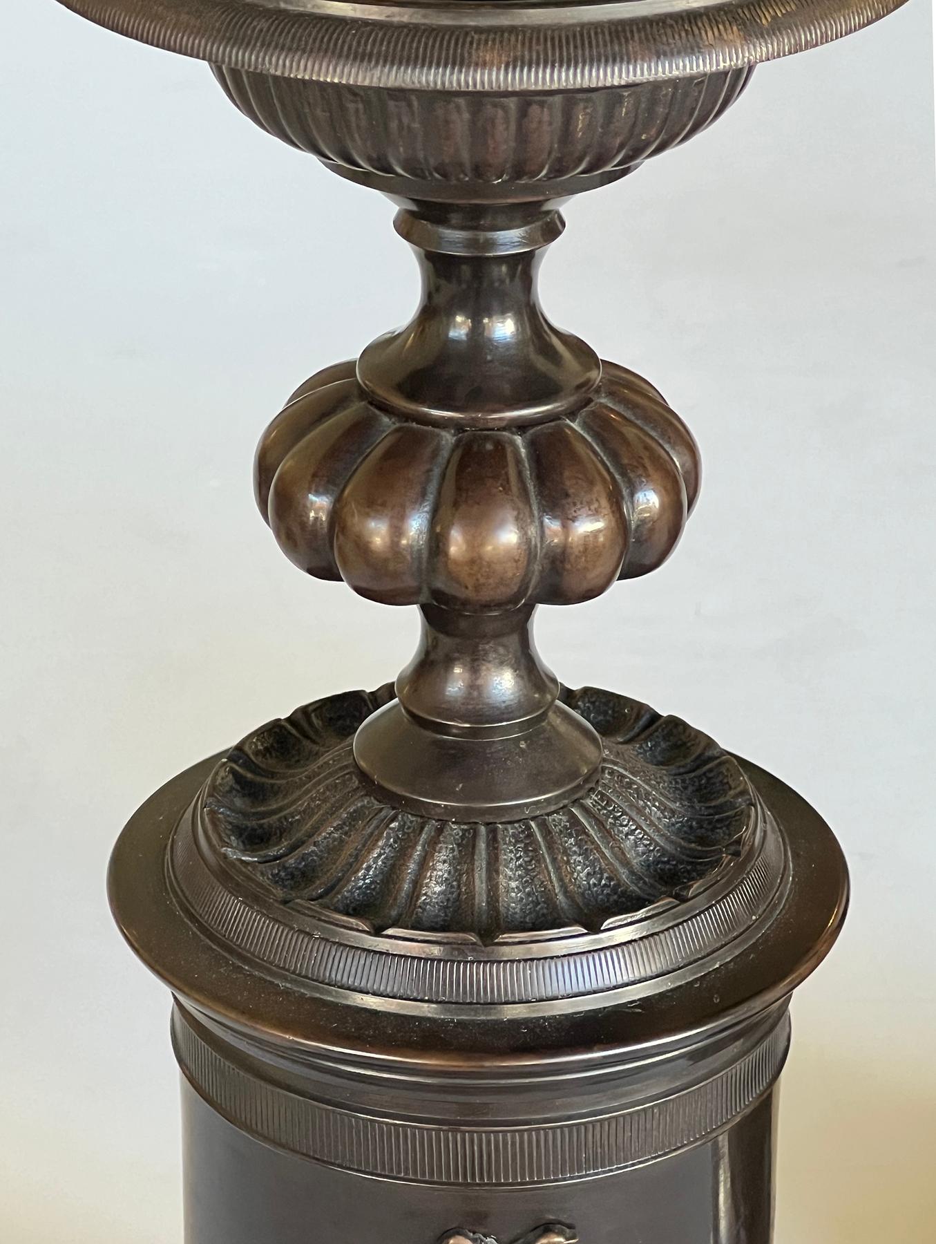 Francese Coppia di portacandele in bronzo stile impero in vendita