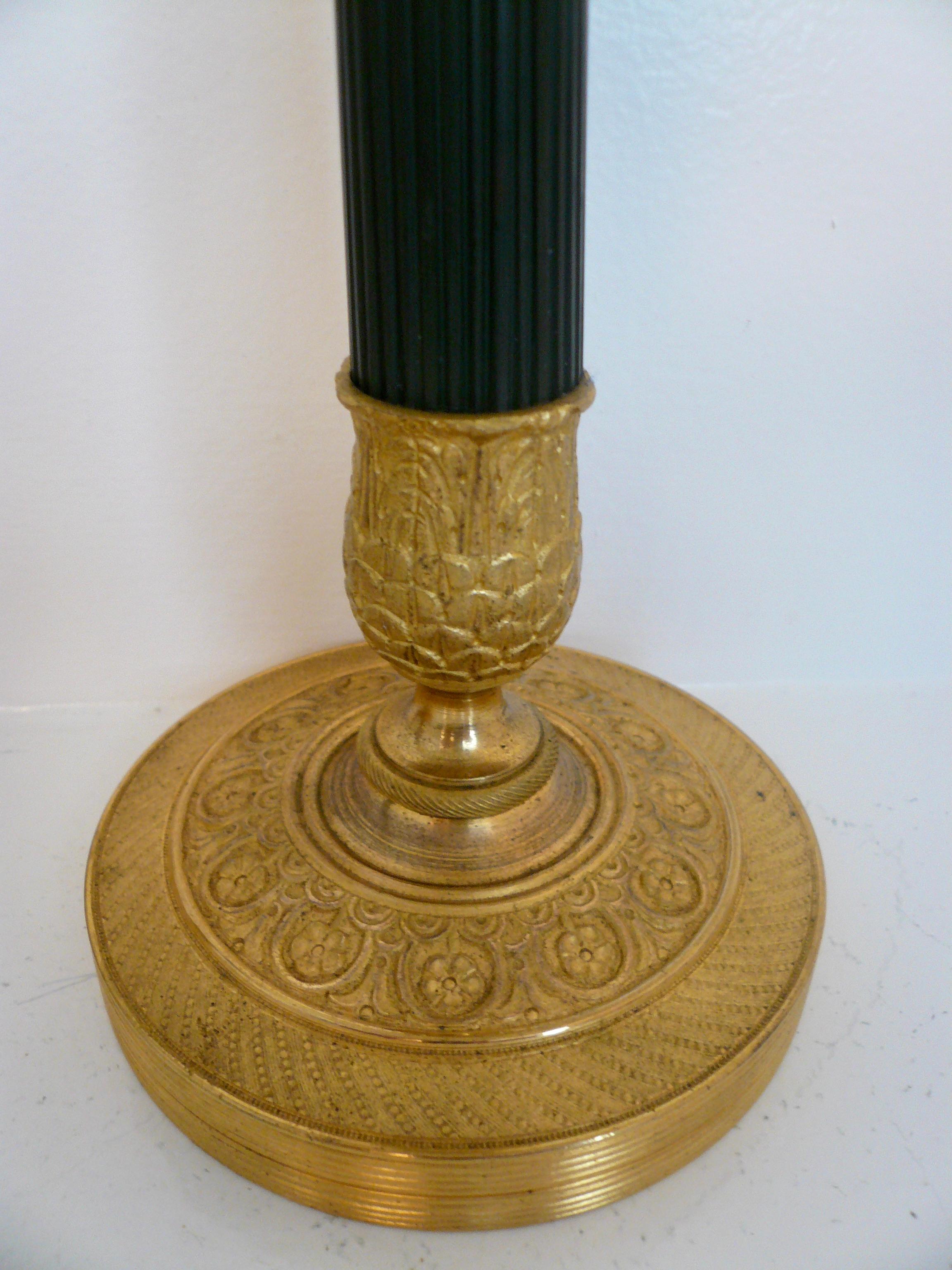 Francese Coppia di candelieri in bronzo in stile impero in vendita