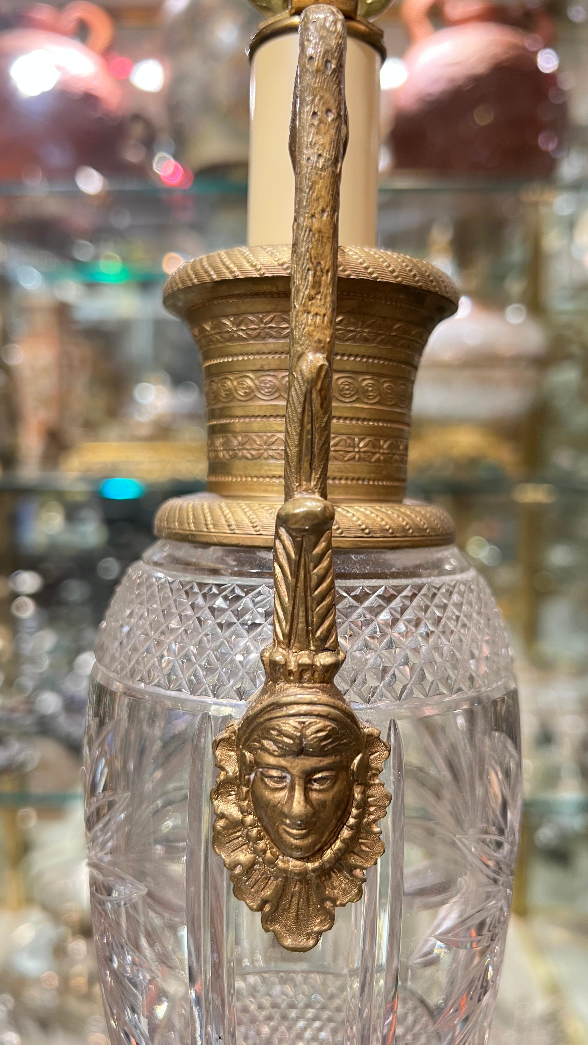 Paire de lampes de table de style Empire en verre taillé et bronze doré en vente 4