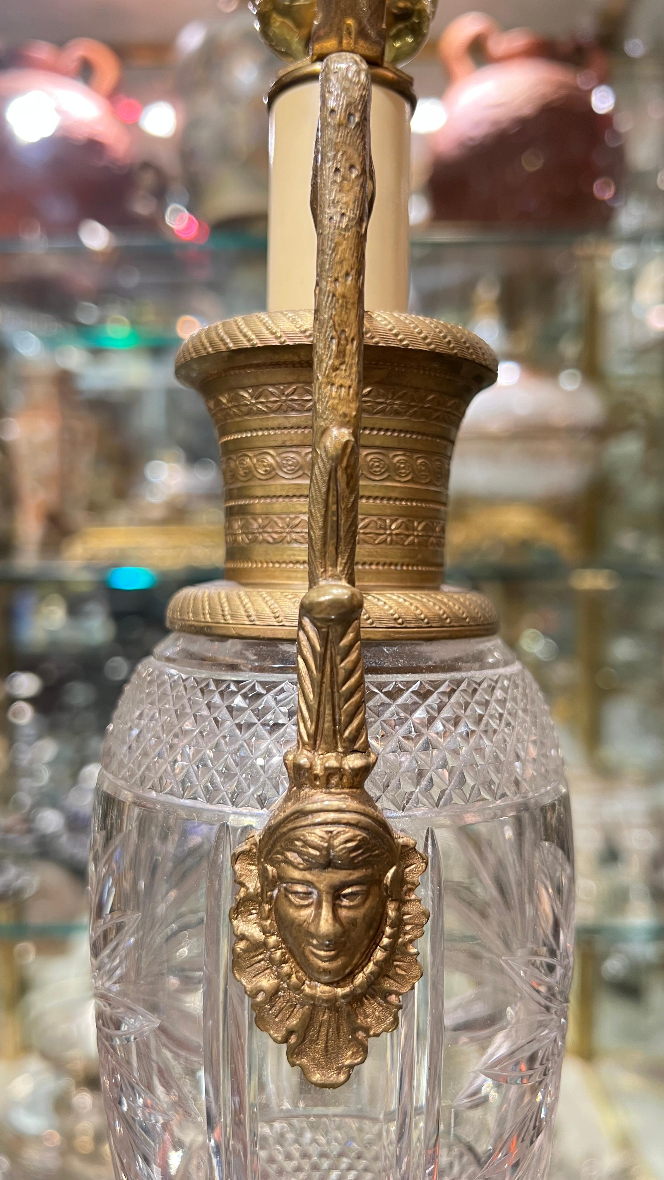 Paire de lampes de table de style Empire en verre taillé et bronze doré en vente 5