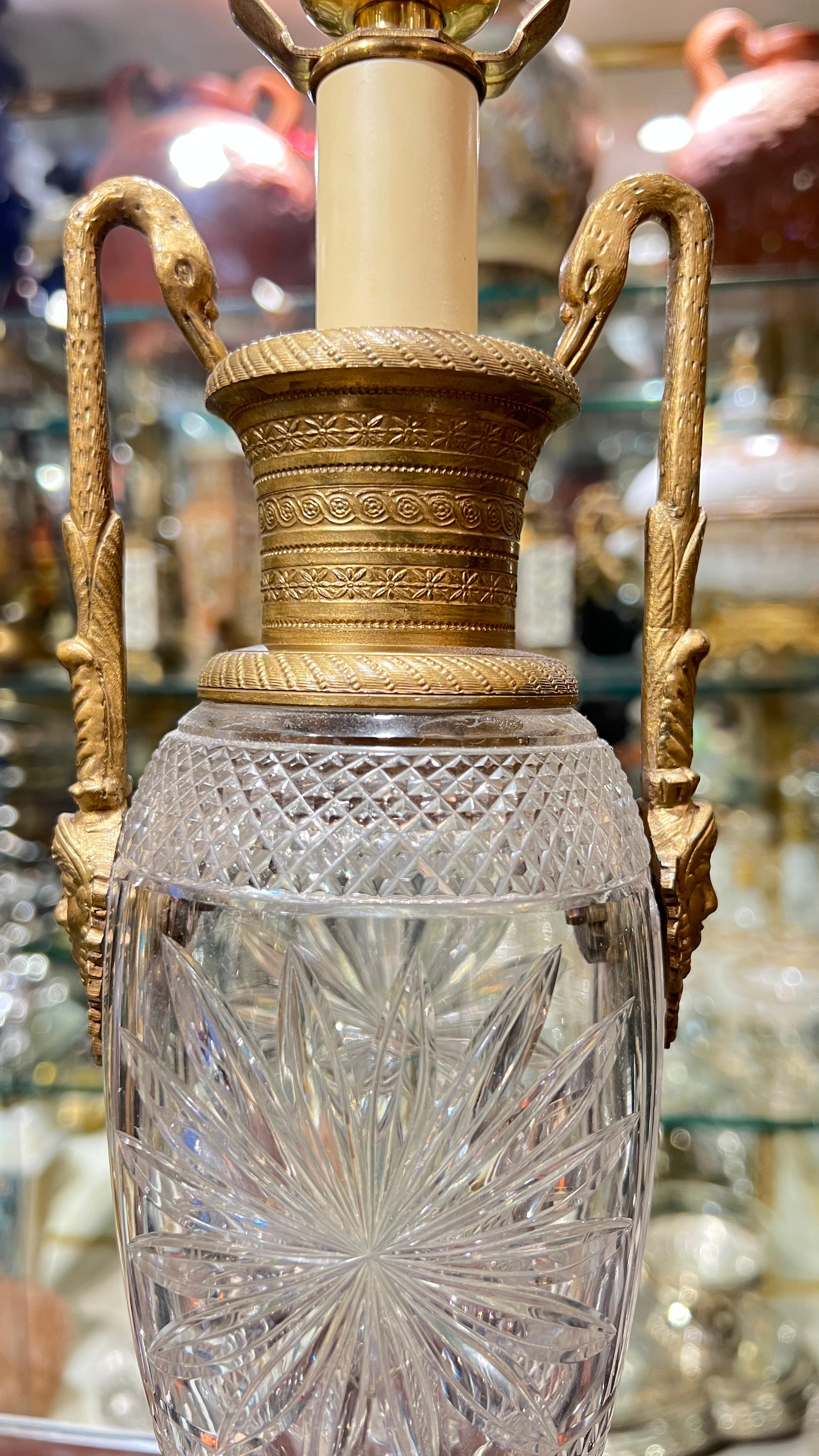 Paire de lampes de table de style Empire en verre taillé et bronze doré en vente 6