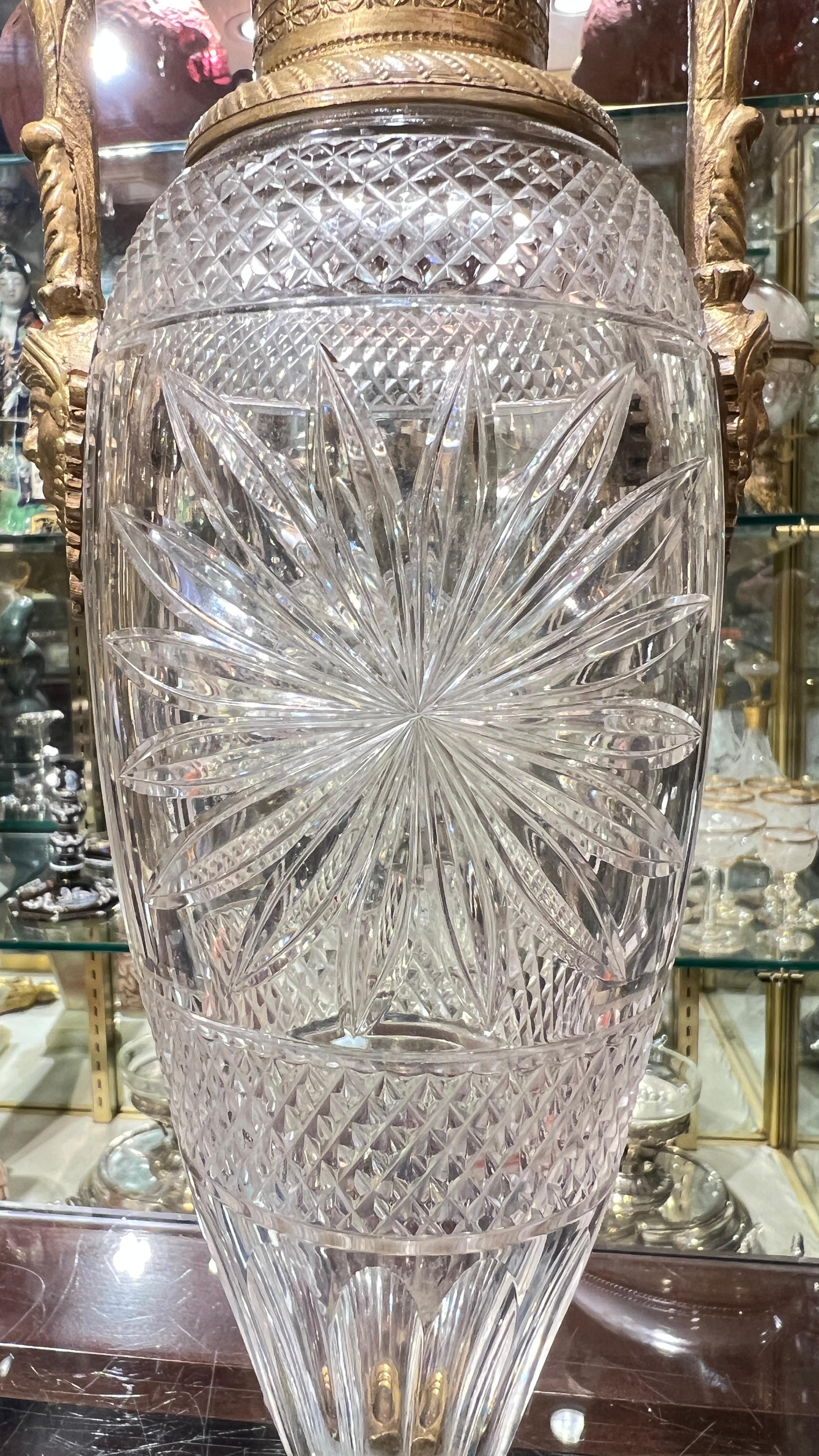 Paire de lampes de table de style Empire en verre taillé et bronze doré en vente 7