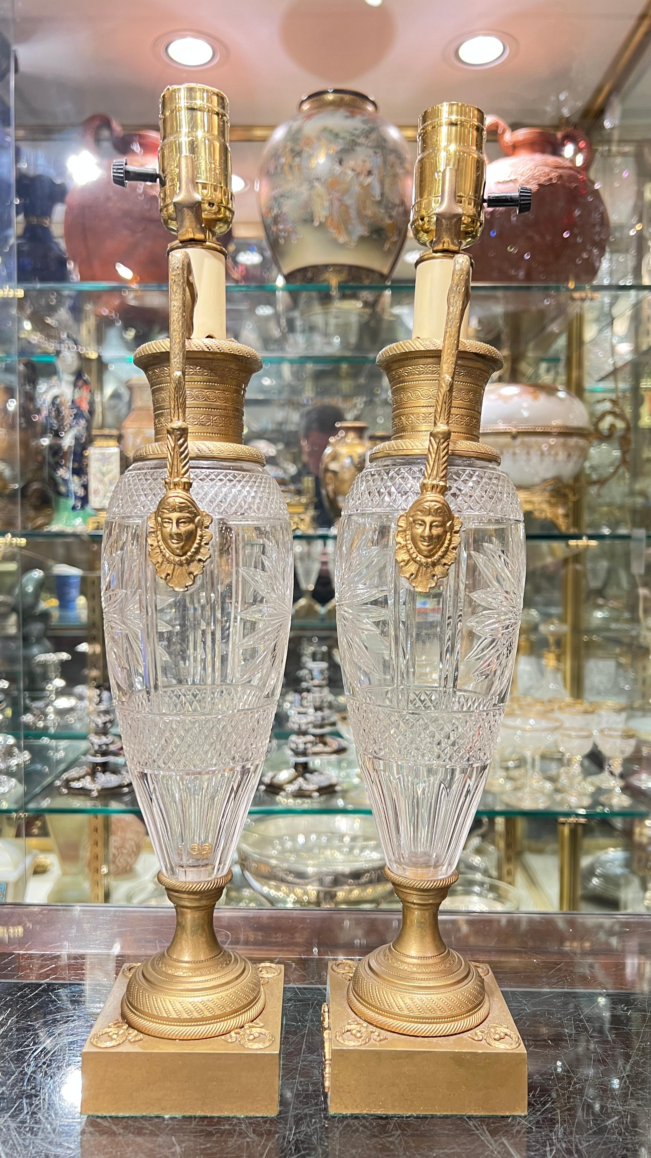 Paire de lampes de table de style Empire en verre taillé et bronze doré en vente 8