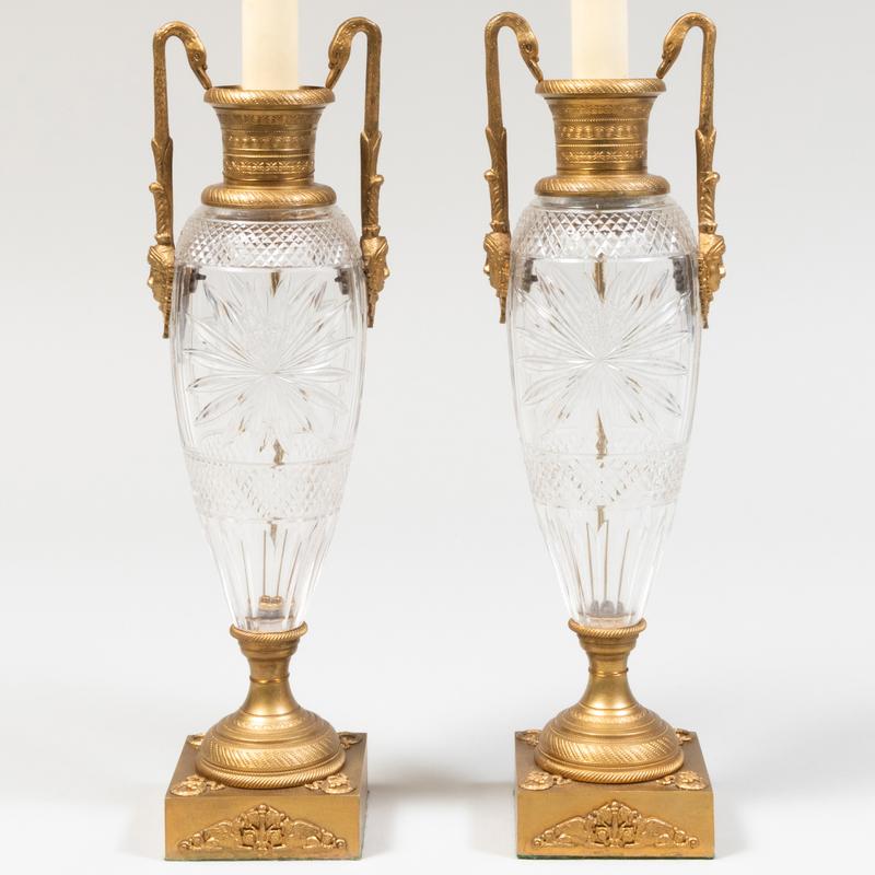 Paire de lampes de table de style Empire en verre taillé et bronze doré de très belle qualité. hauteur de 16 pouces au sommet des douilles.