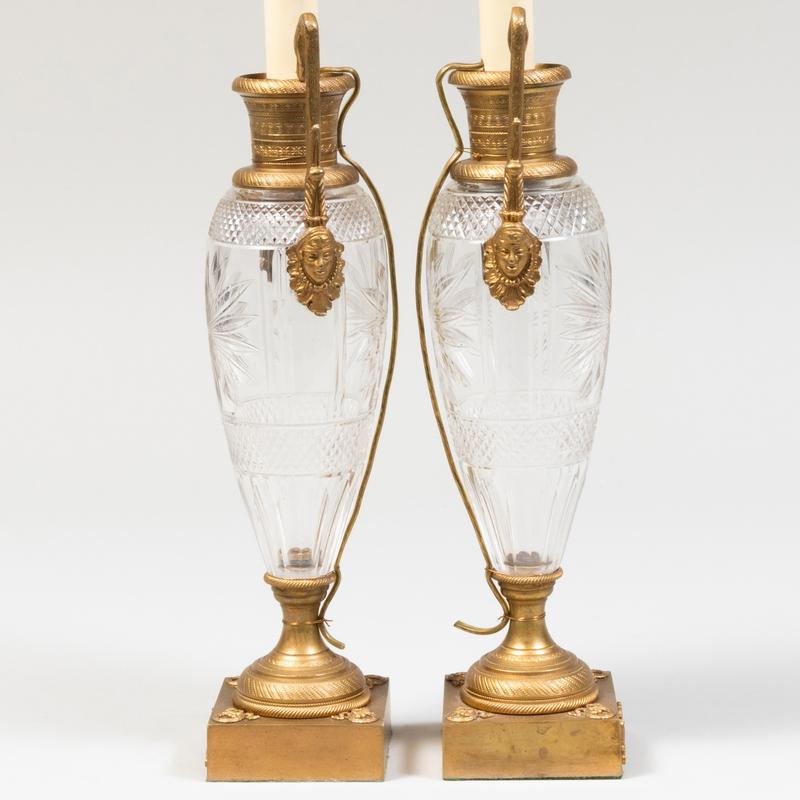 20ième siècle Paire de lampes de bureau de style Empire en verre taillé et bronze doré en vente