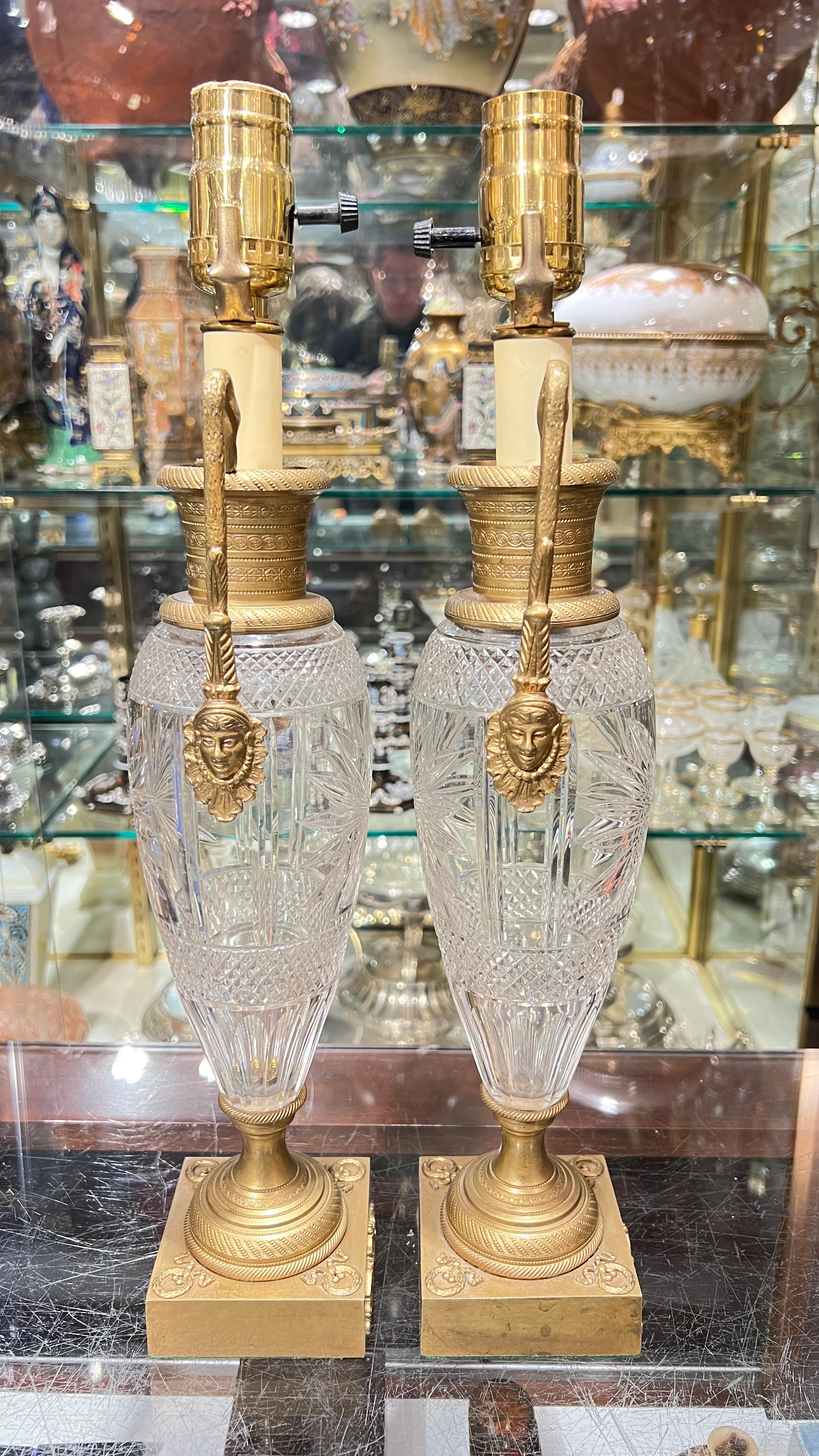 Paire de lampes de table de style Empire en verre taillé et bronze doré en vente 2