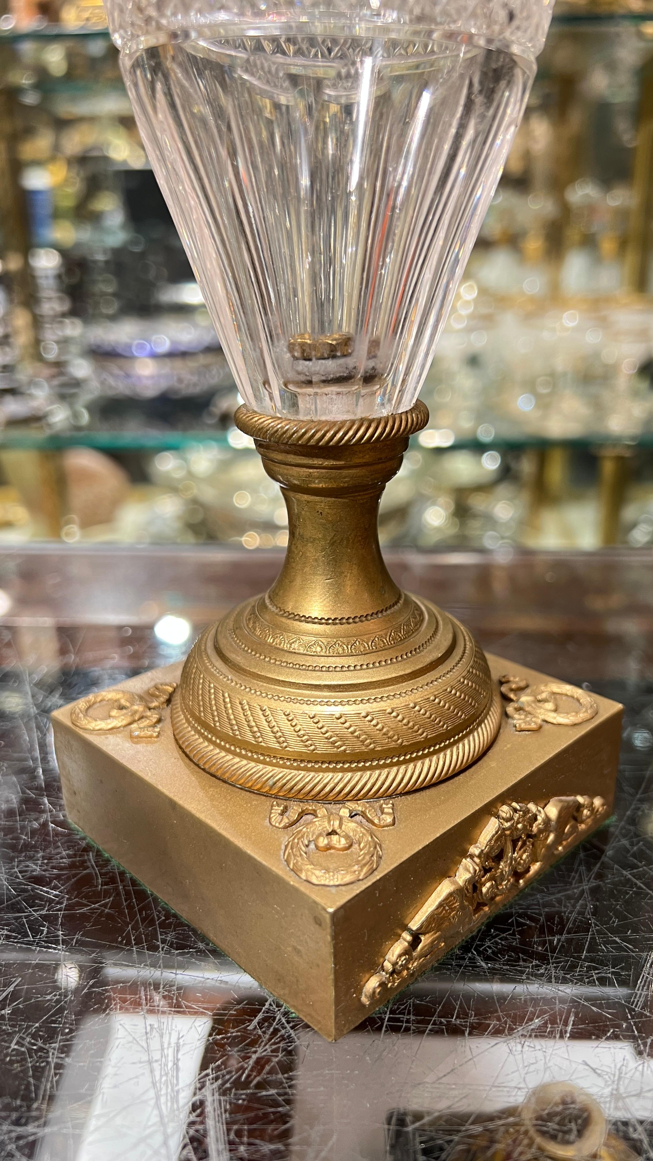 Paire de lampes de table de style Empire en verre taillé et bronze doré en vente 3