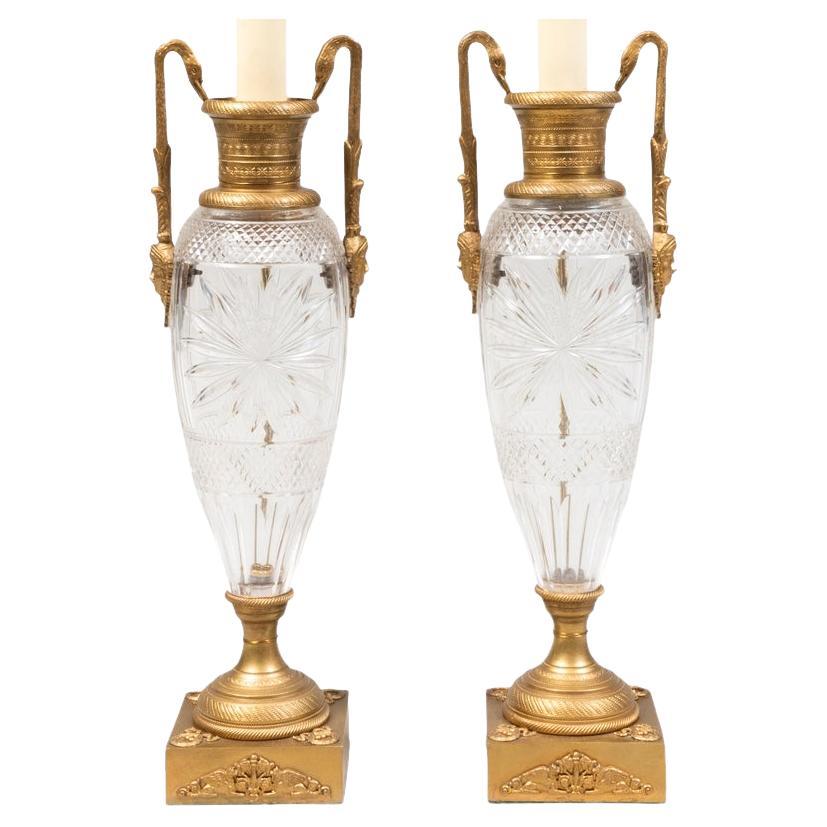 Paire de lampes de bureau de style Empire en verre taillé et bronze doré en vente