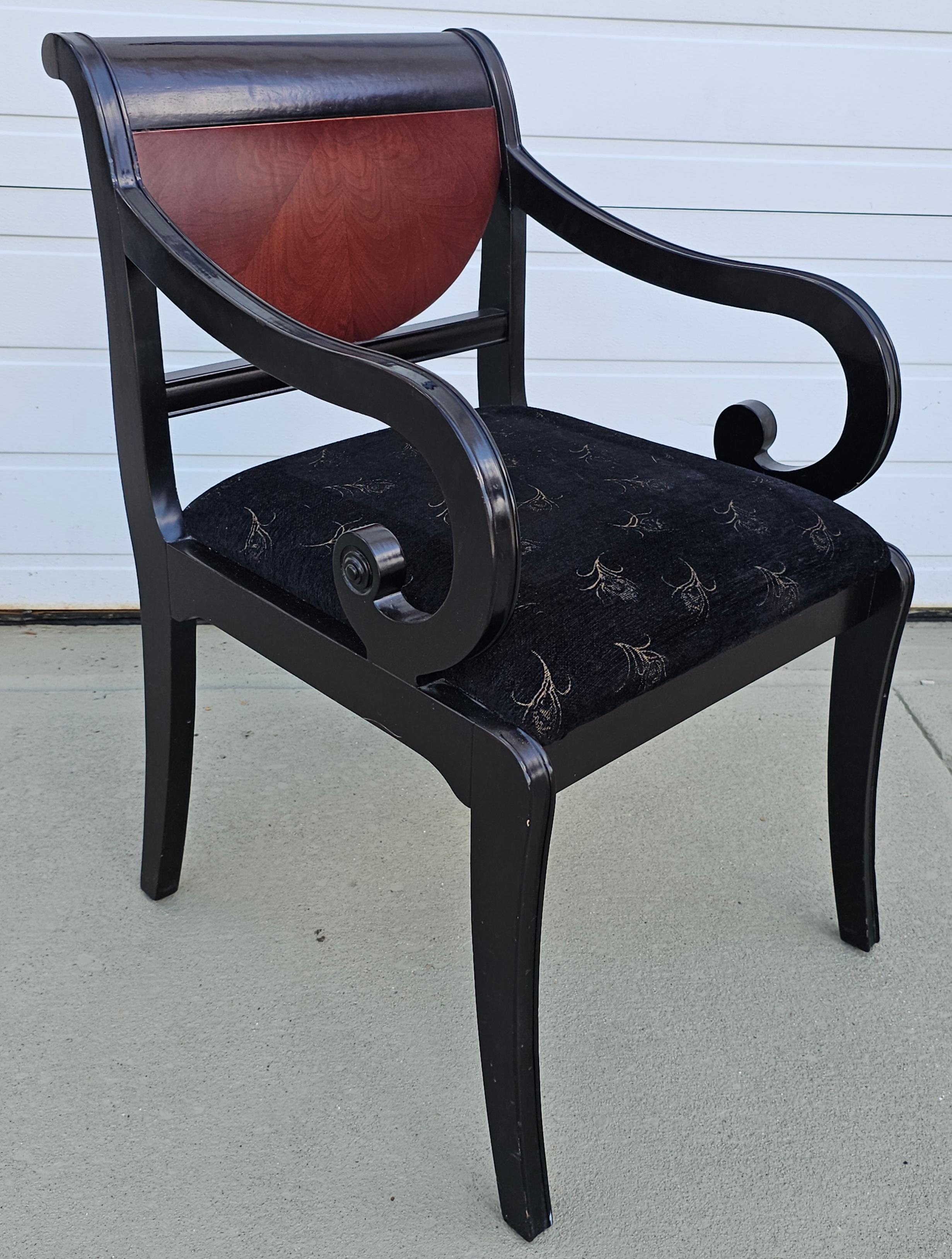 Paar Empire-Stil emailliert  und mit Samt gepolsterte Scroll-Sessel (Hartholz) im Angebot