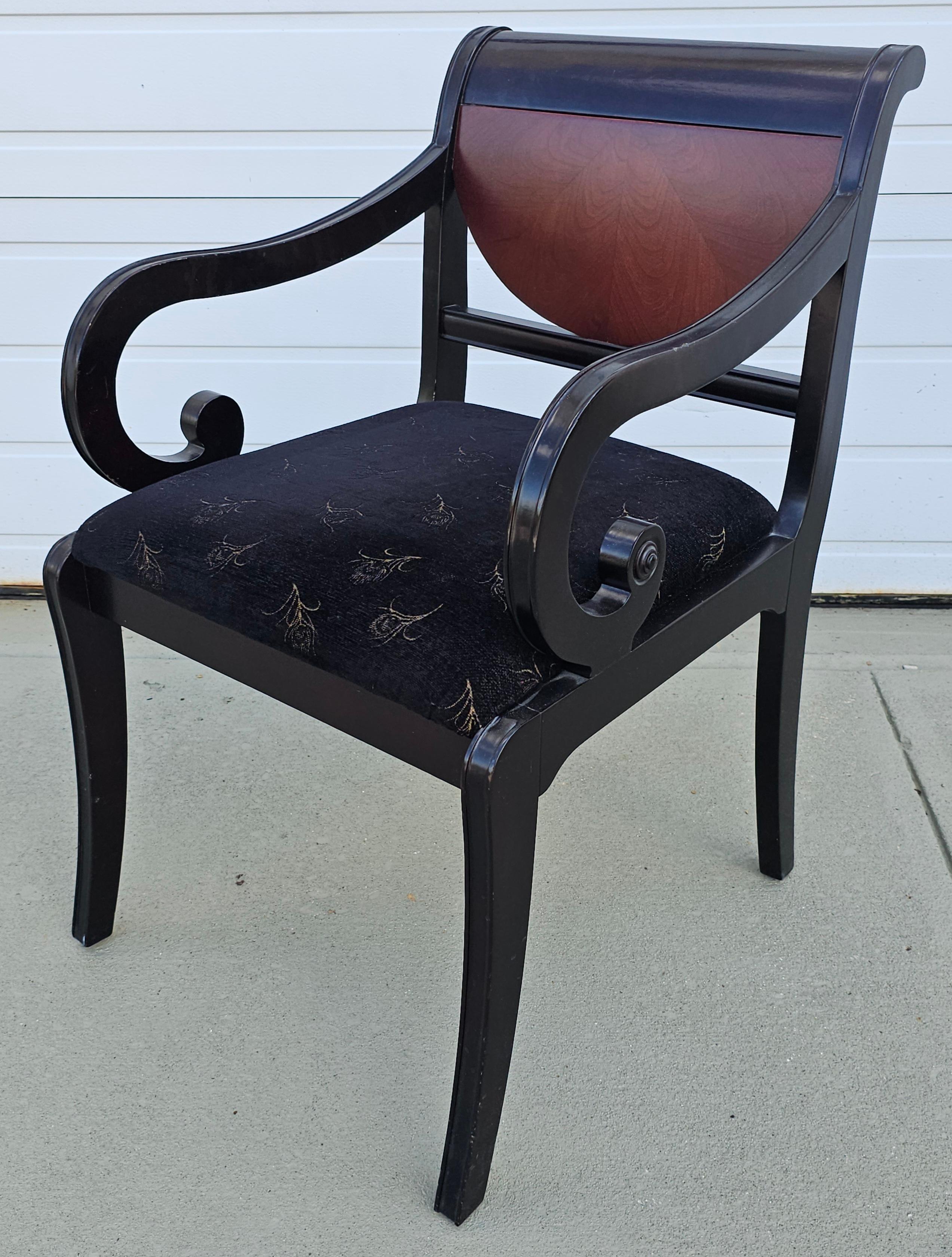 Paar Empire-Stil emailliert  und mit Samt gepolsterte Scroll-Sessel im Angebot 1