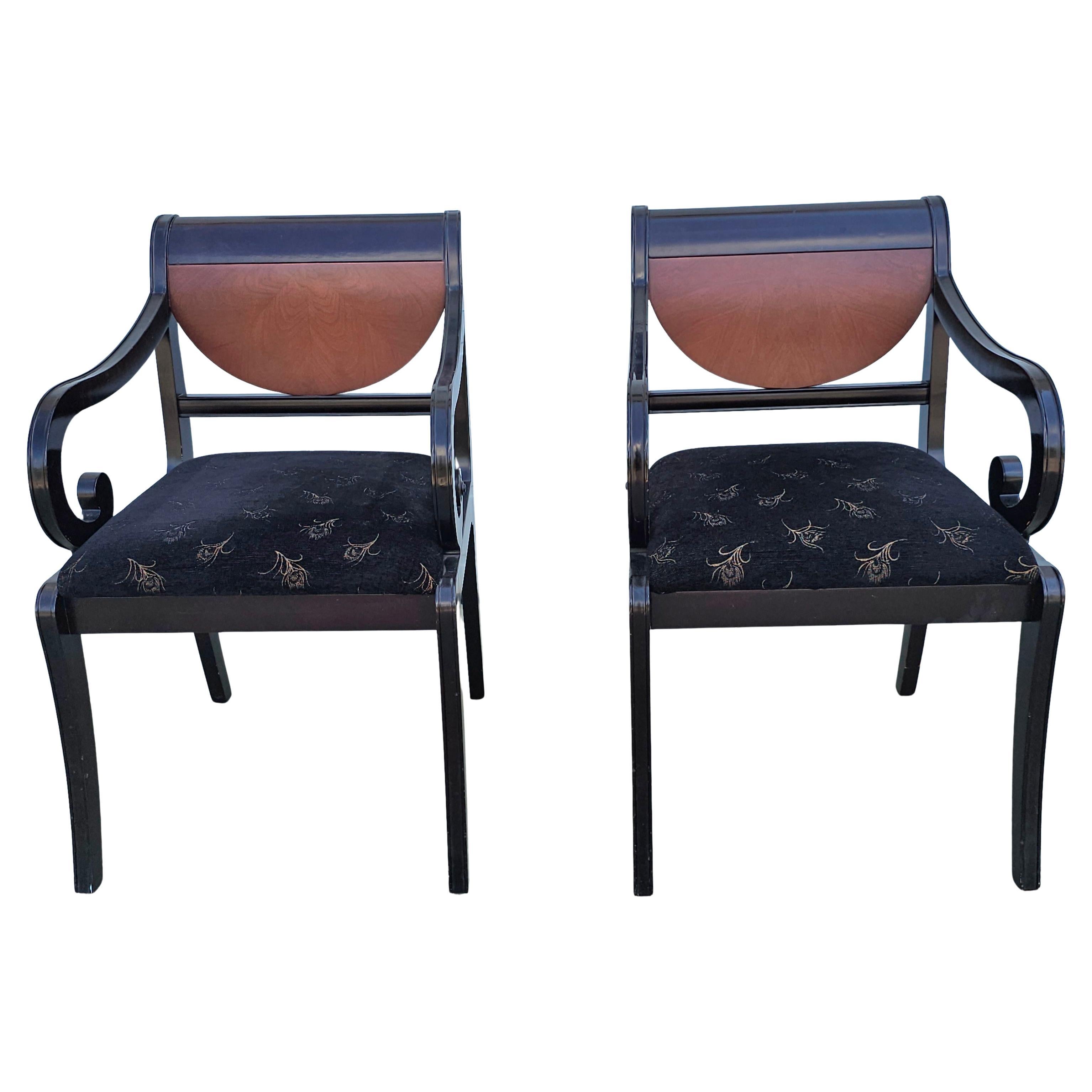 Paar Empire-Stil emailliert  und mit Samt gepolsterte Scroll-Sessel im Angebot