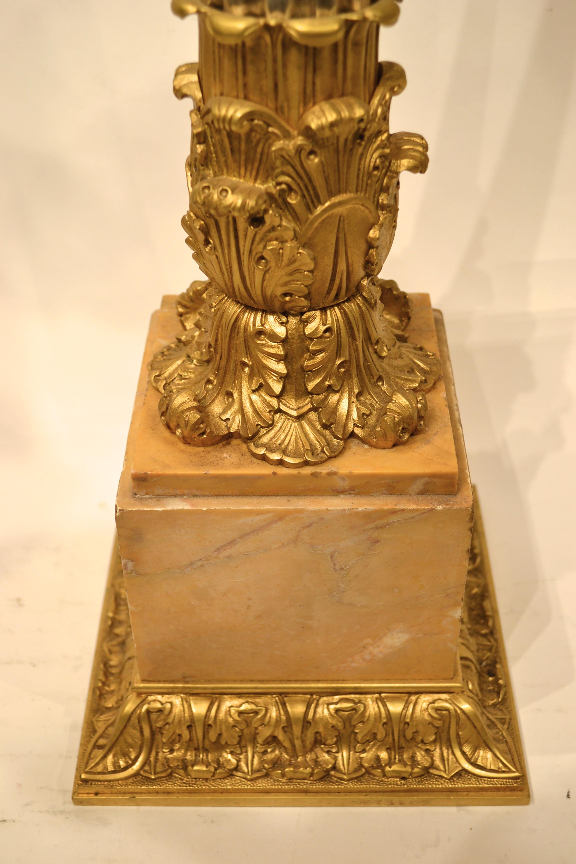 Paar versilberte und vergoldete Bronzekandelaber im Empire-Stil mit Marmorsockeln (Vergoldet) im Angebot