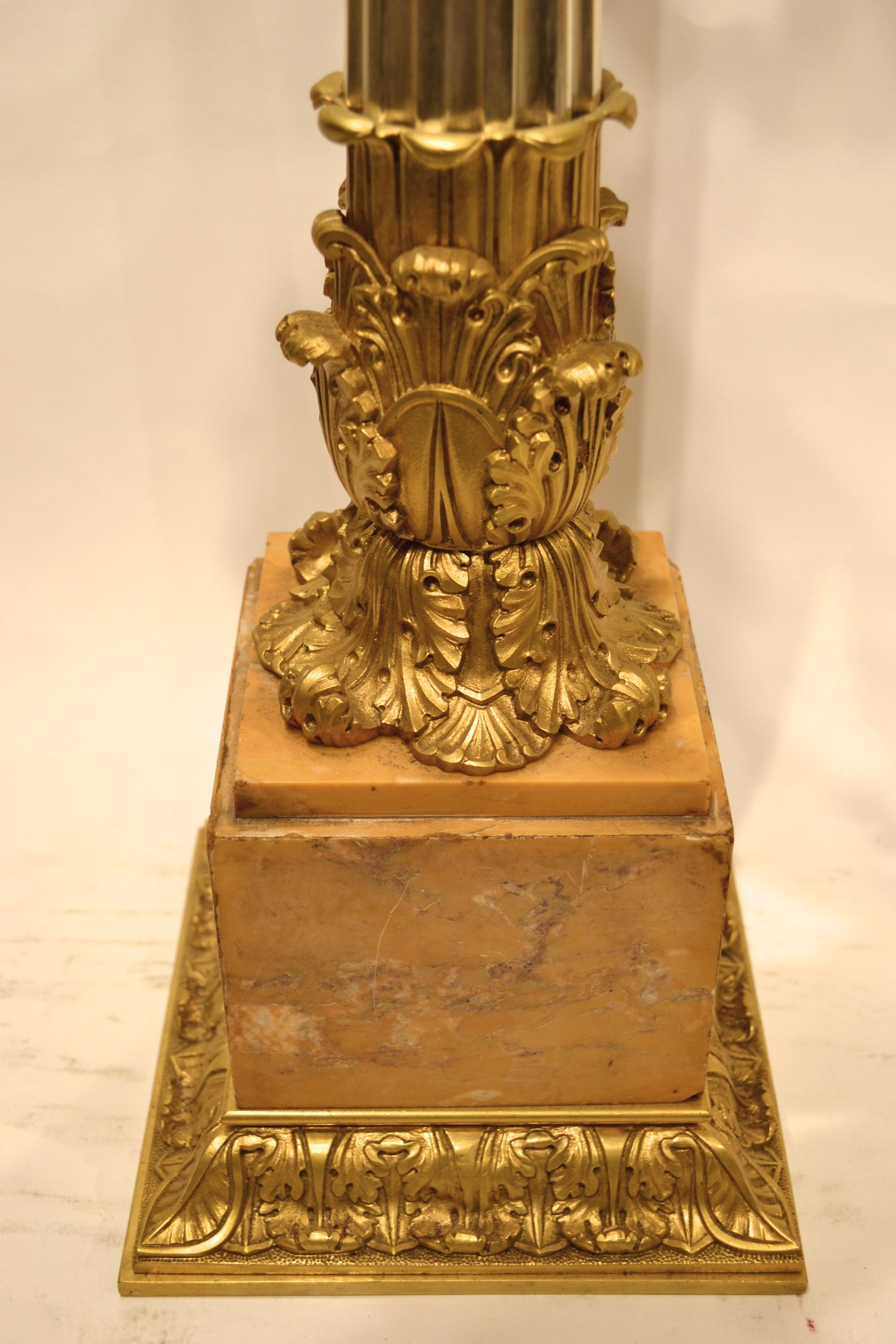 Paire de candélabres de style Empire en bronze argenté et doré avec bases en marbre Bon état - En vente à New York, NY