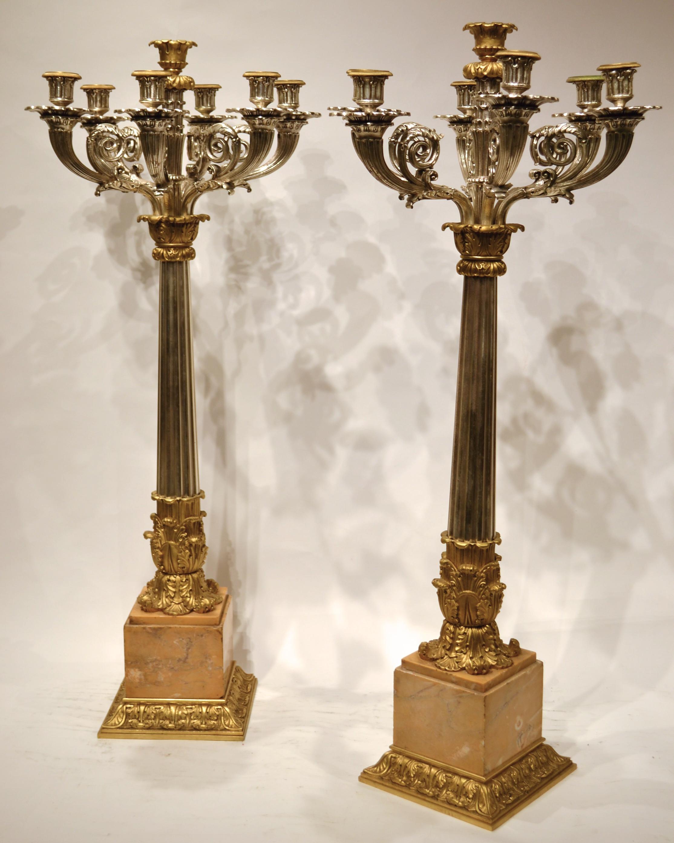 Paar versilberte und vergoldete Bronzekandelaber im Empire-Stil mit Marmorsockeln im Angebot 2