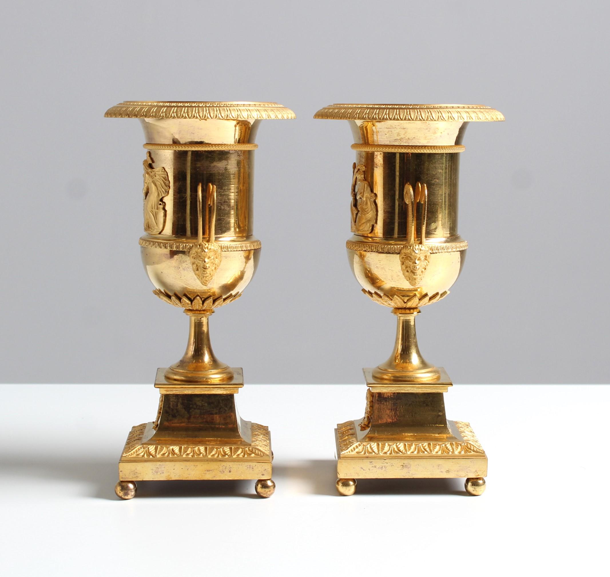 Pair of Empire vases

France
fire-gilt bronze
early 19th century

Dimensions: H x D: 23 x 12 cm

Description:
Pair of delicate French Empire vases or cassolettes.

The square bases stand on small ball feet and are decorated by palmette friezes all