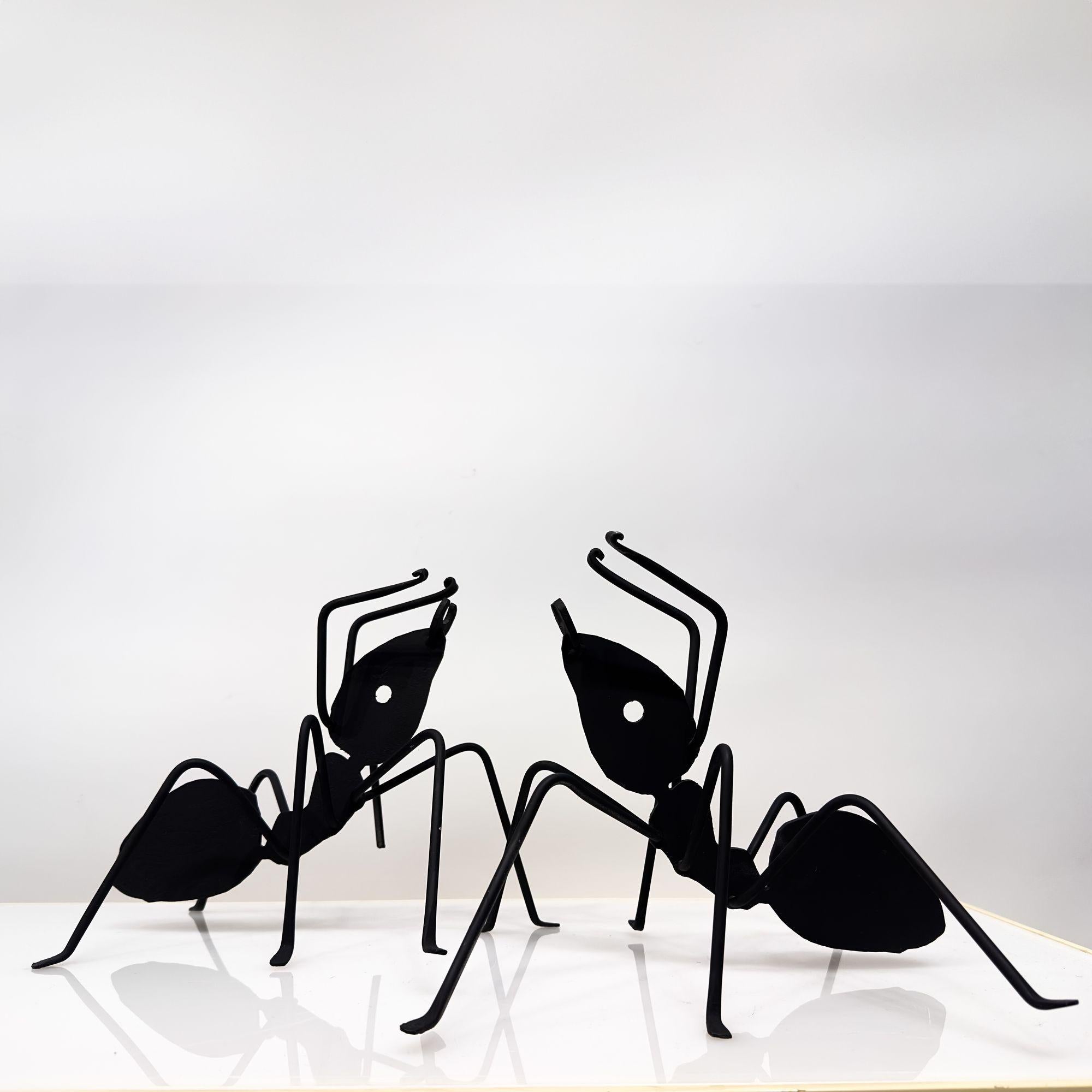 Paar schwarze Ameisen-Skulpturen aus emailliertem Metall.
Maße: 12,5