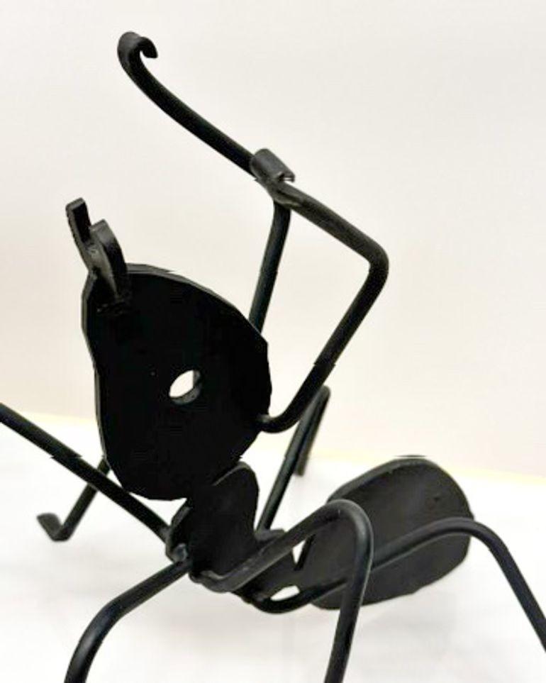 Paar emaillierte schwarze Ameisen-Skulpturen aus Metall im Angebot 1