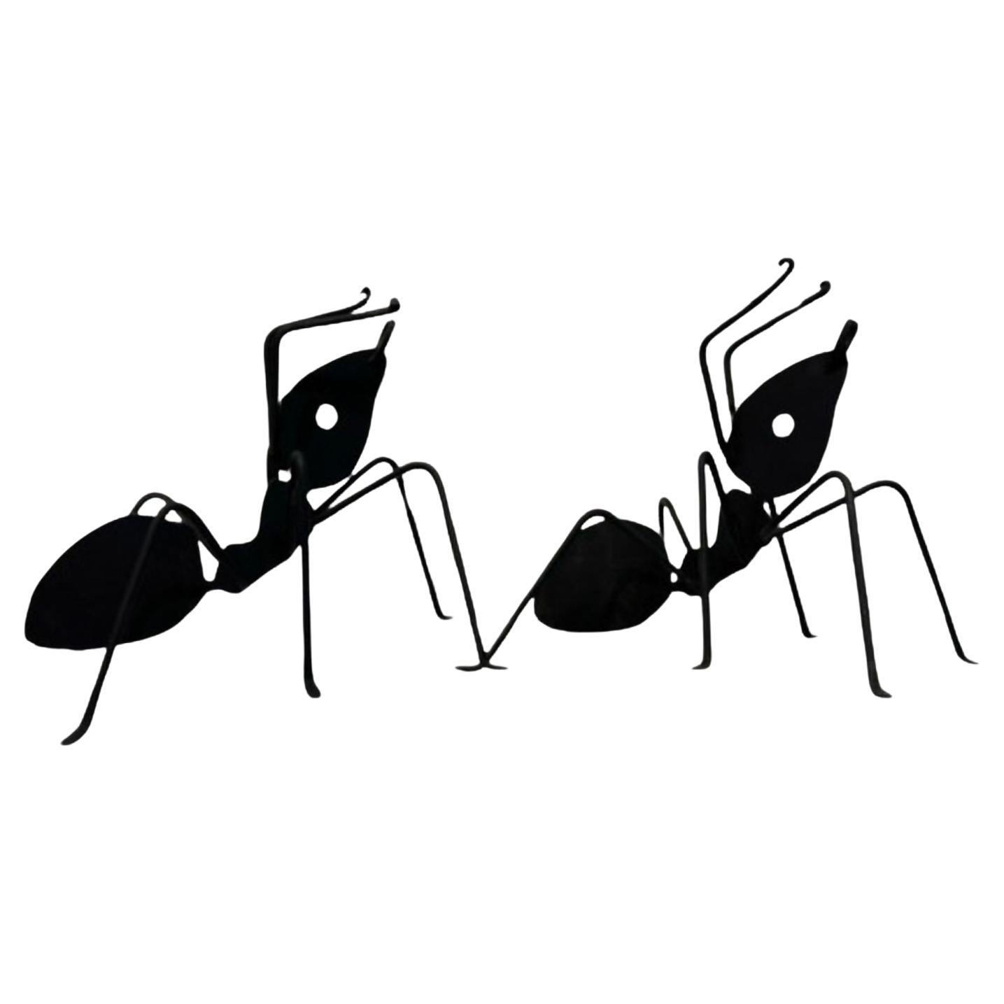 Paar emaillierte schwarze Ameisen-Skulpturen aus Metall im Angebot