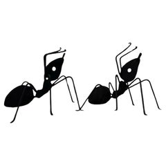 Paar emaillierte schwarze Ameisen-Skulpturen aus Metall