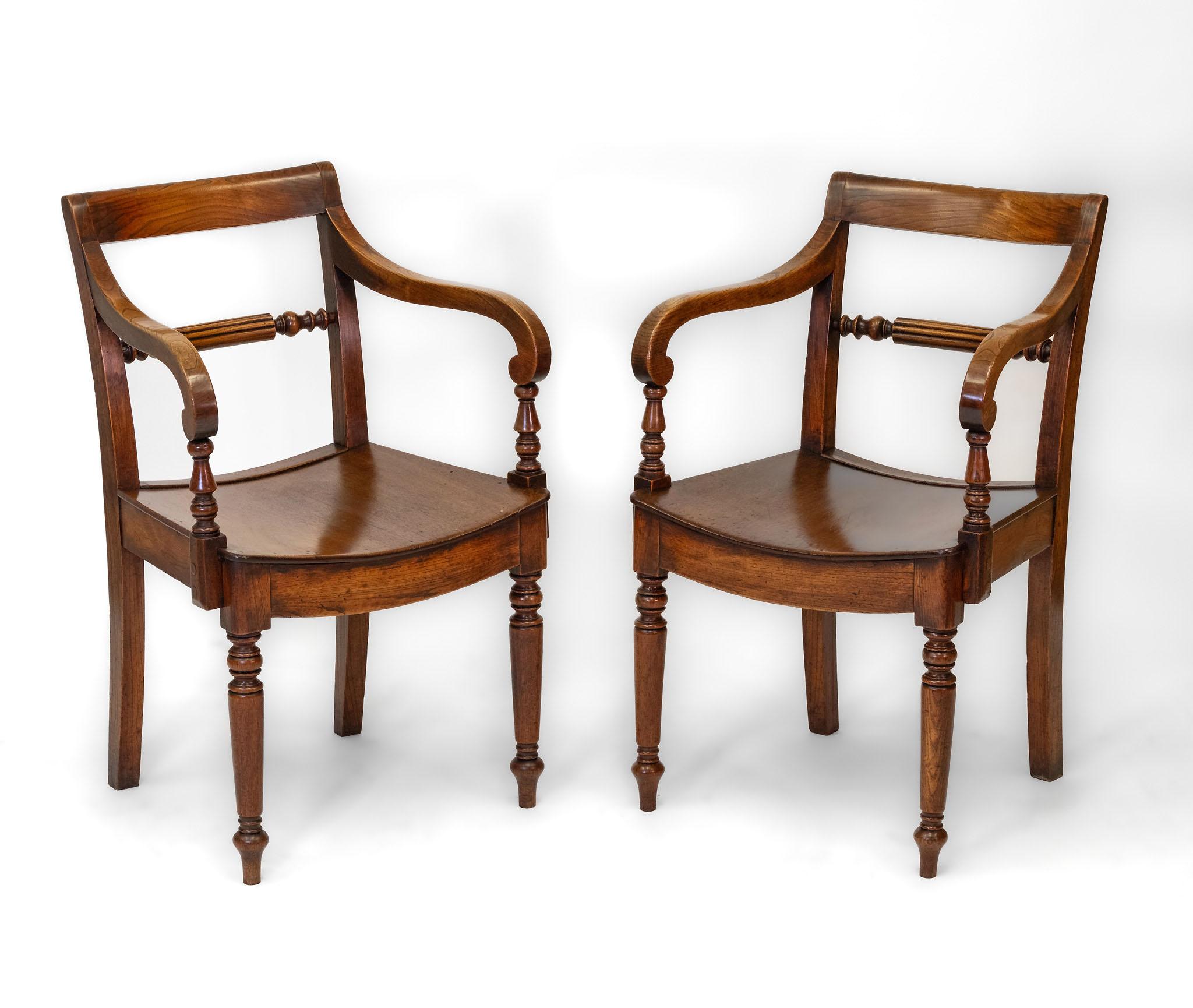 Ein Paar englische Ulmensessel aus dem 19. Jahrhundert. Circa 1860.

Die Stühle sind aus englischem Ulmenholz mit dekorativ geschnitzter, kannelierter Mittelschiene und geschwungenen Armlehnen gefertigt. Der geformte Sitz ist aus einem einzigen