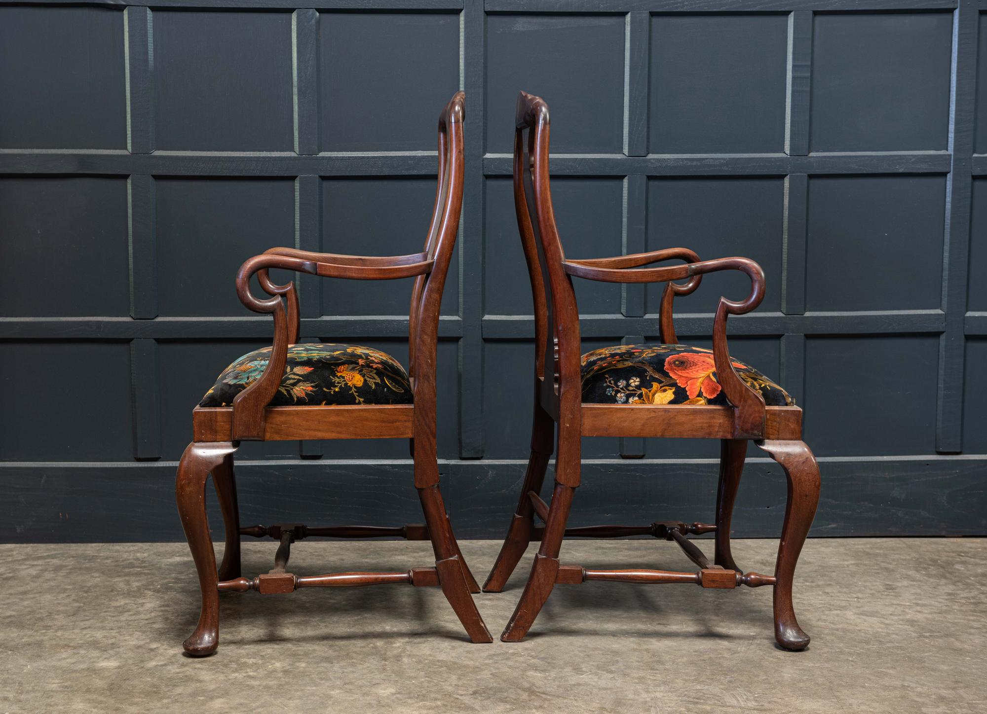 Victorien Paire de grandes chaises anglaises du 19ème siècle en acajou sculpté à l'accoudoir, retapissées en vente