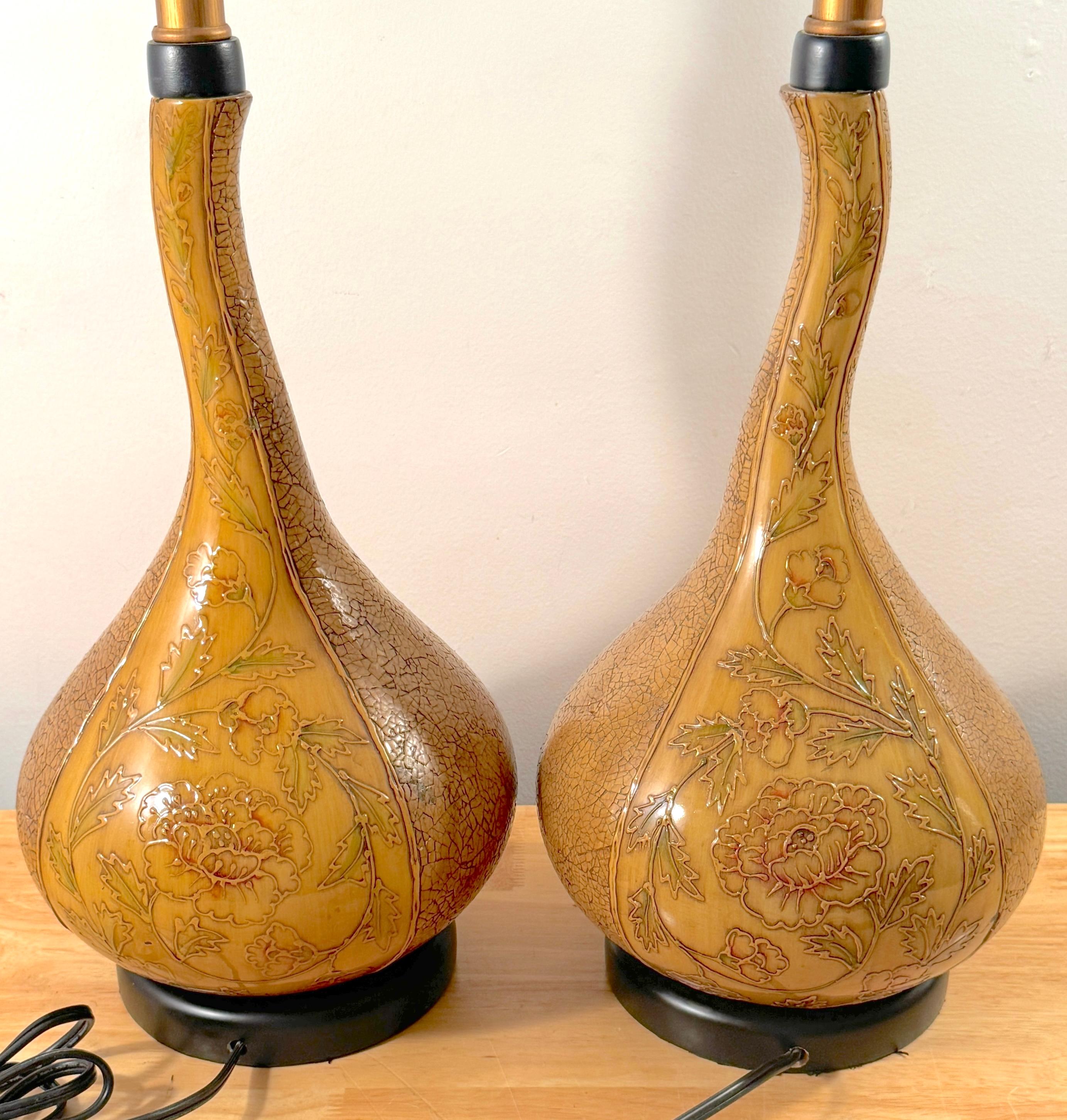 Pareja de jarrones de calabaza ingleses del Aesthetic Movement, atribuidos ahora como lámparas  Doulton en venta 3