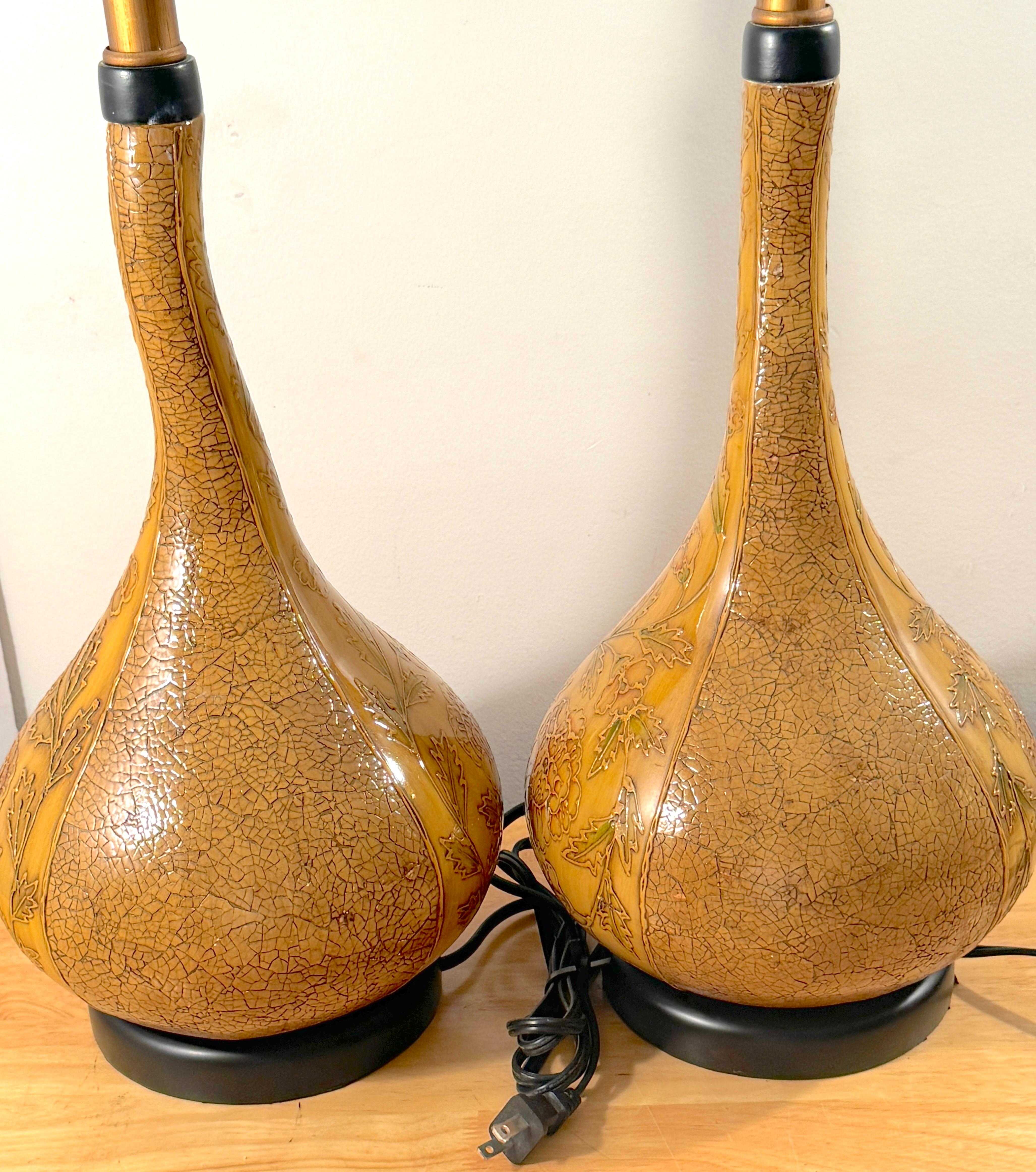Pareja de jarrones de calabaza ingleses del Aesthetic Movement, atribuidos ahora como lámparas  Doulton en venta 4