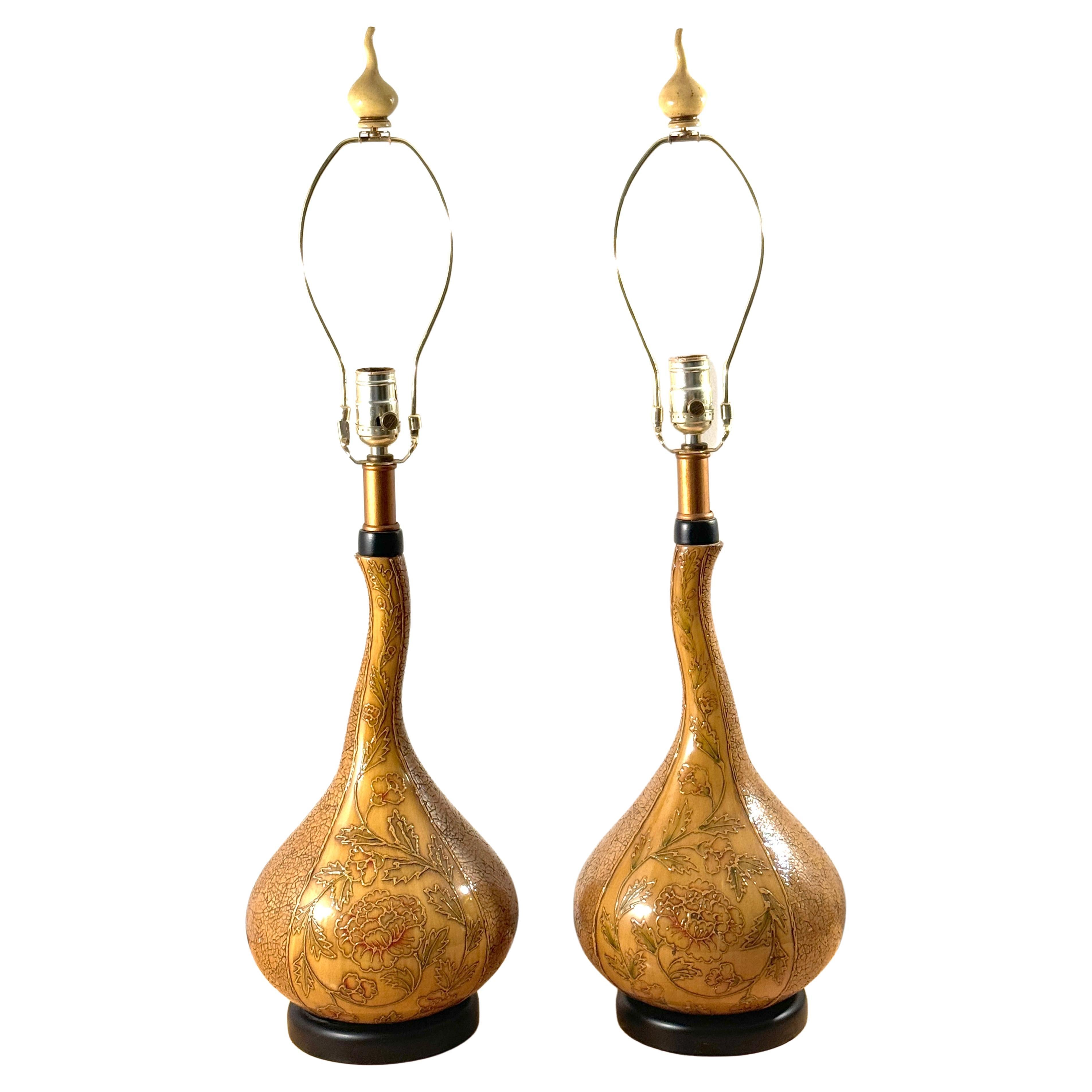 Pareja de jarrones de calabaza ingleses del Aesthetic Movement, ahora como lámparas Atribuidos a la cerámica Doulton Lambeth Circa 1880

Este exquisito par de jarrones de calabaza ingleses del Aesthetic Movement, ahora reconvertidos en lámparas, se