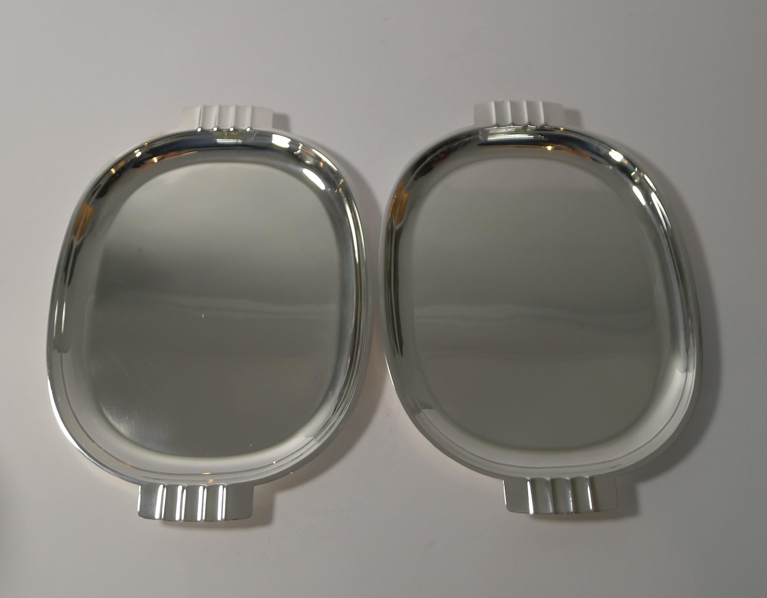 Pair of English Art Deco Silver Plated Serving / Cocktail Trays, circa 1940 In Good Condition In Bath, GB