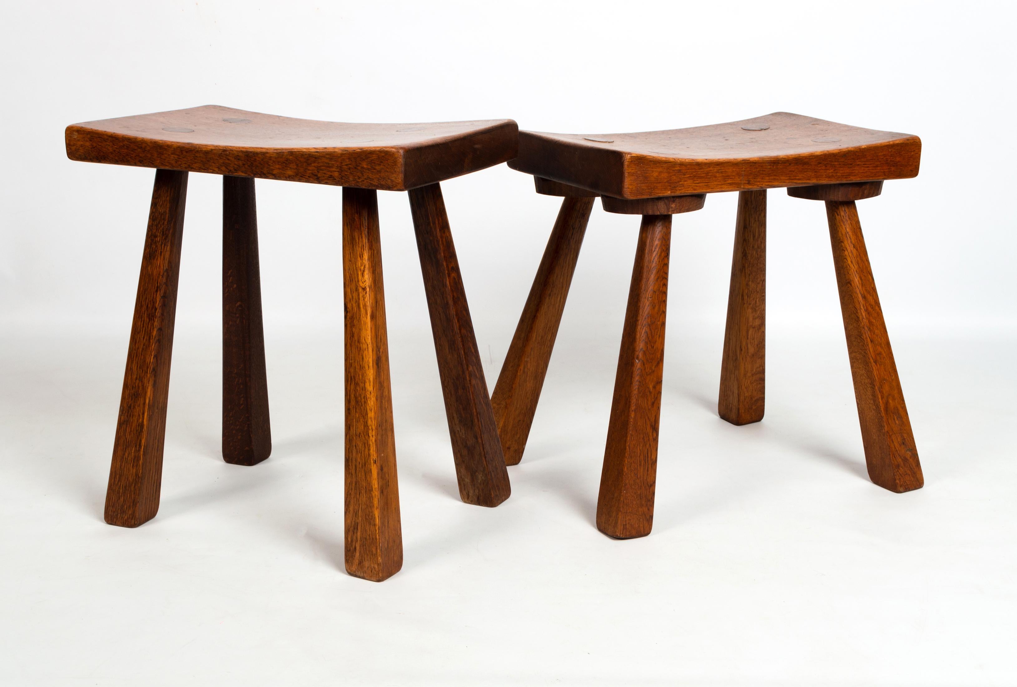 Paire de tables d'appoint en chêne de l'école Cotswolds Arts & Crafts, vers 1950 en vente 8