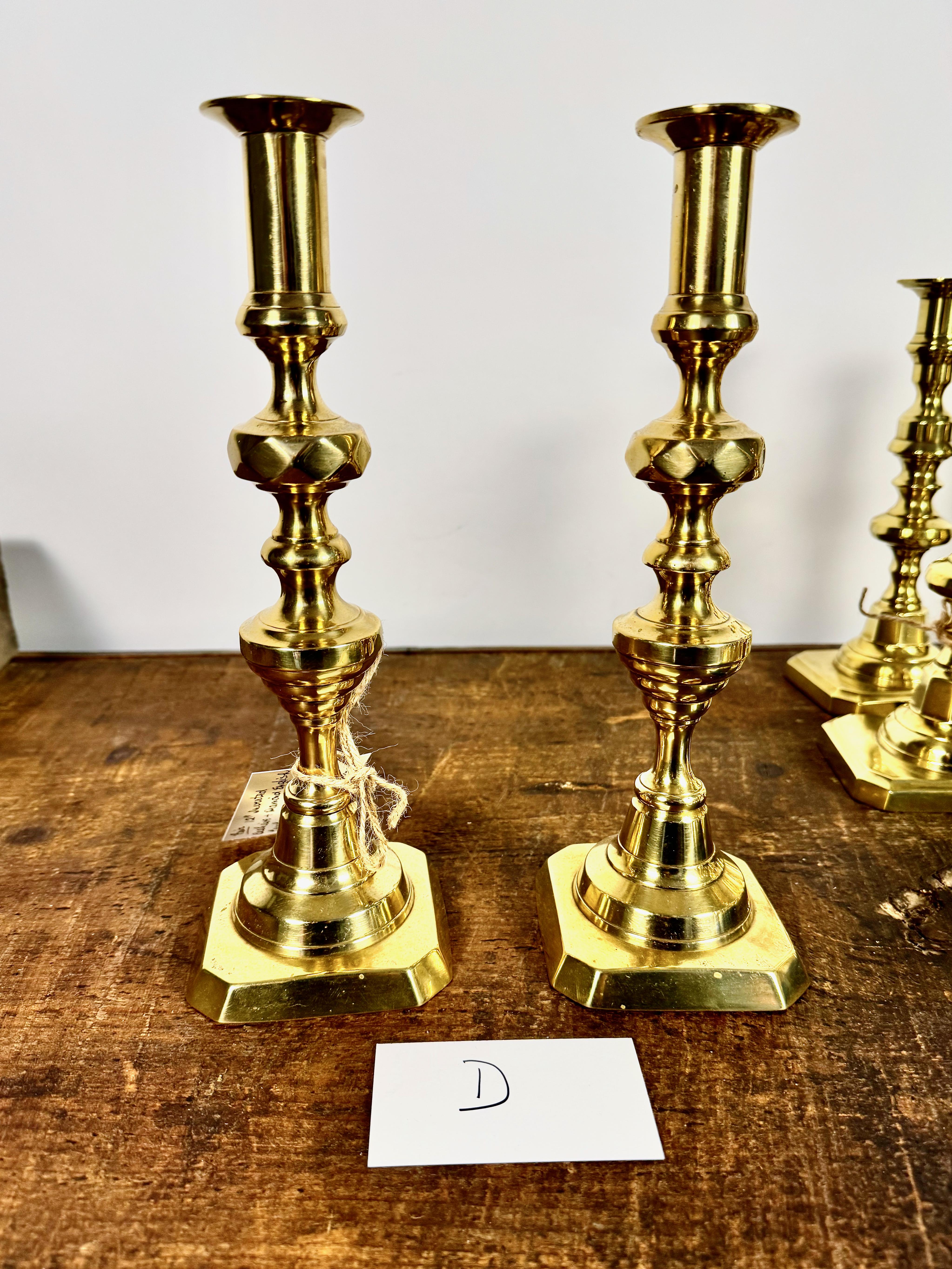 Si tratta di una coppia di iconici candelabri inglesi alti a forma di alveare rovesciato e diamante risalenti al periodo compreso tra il 1860 e il 1870. I candelieri inglesi in ottone erano sia utilitari che decorativi, essendo oggetti necessari in