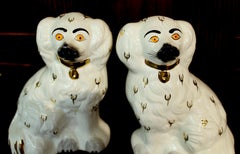 Paire de petits chiens de cheminée "Staffordshire" de la poterie anglaise Beswick