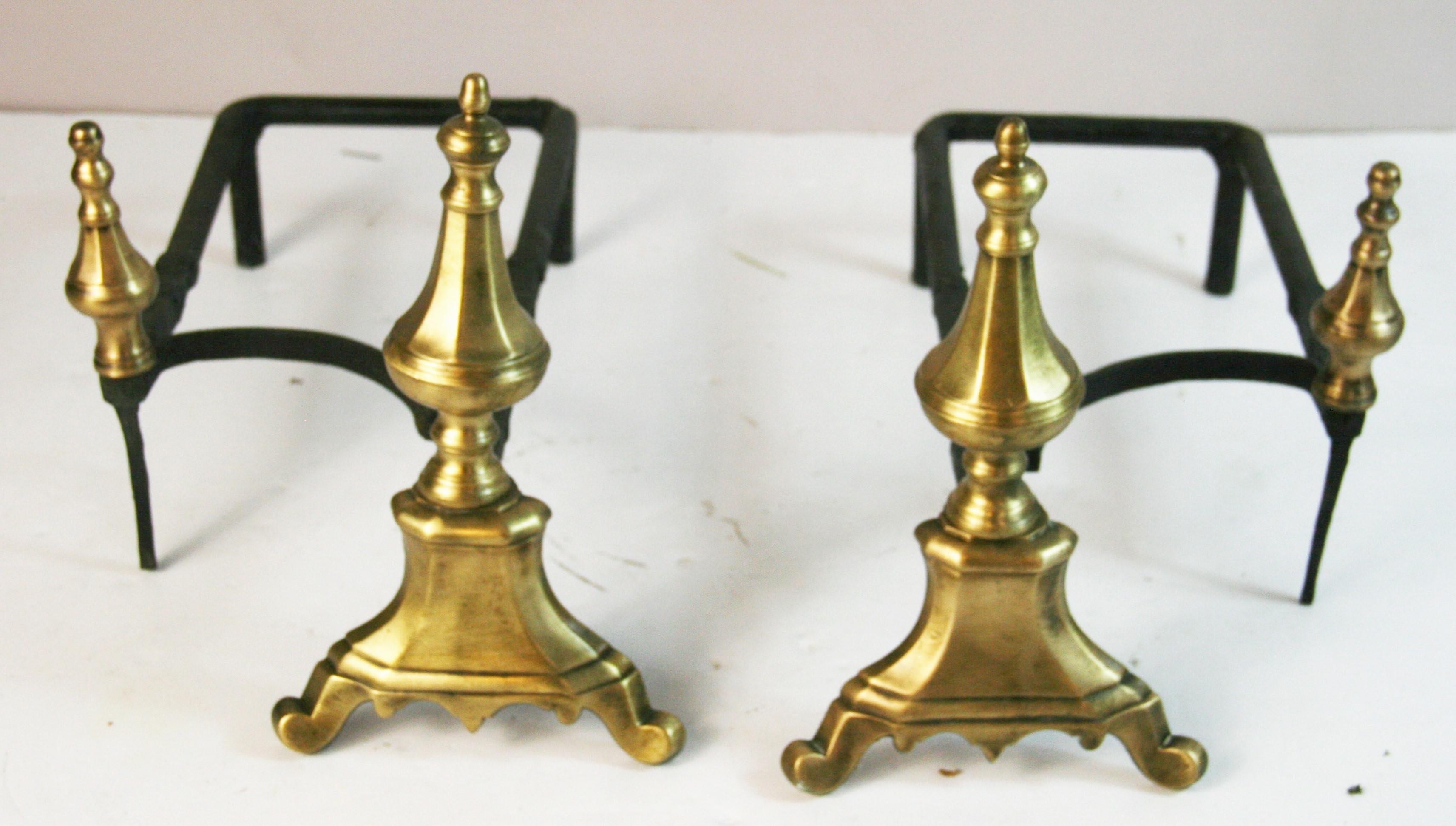 1857 Coppia inglese in ottone e ferro fatta a mano e in ferro
Prezzo per coppia 