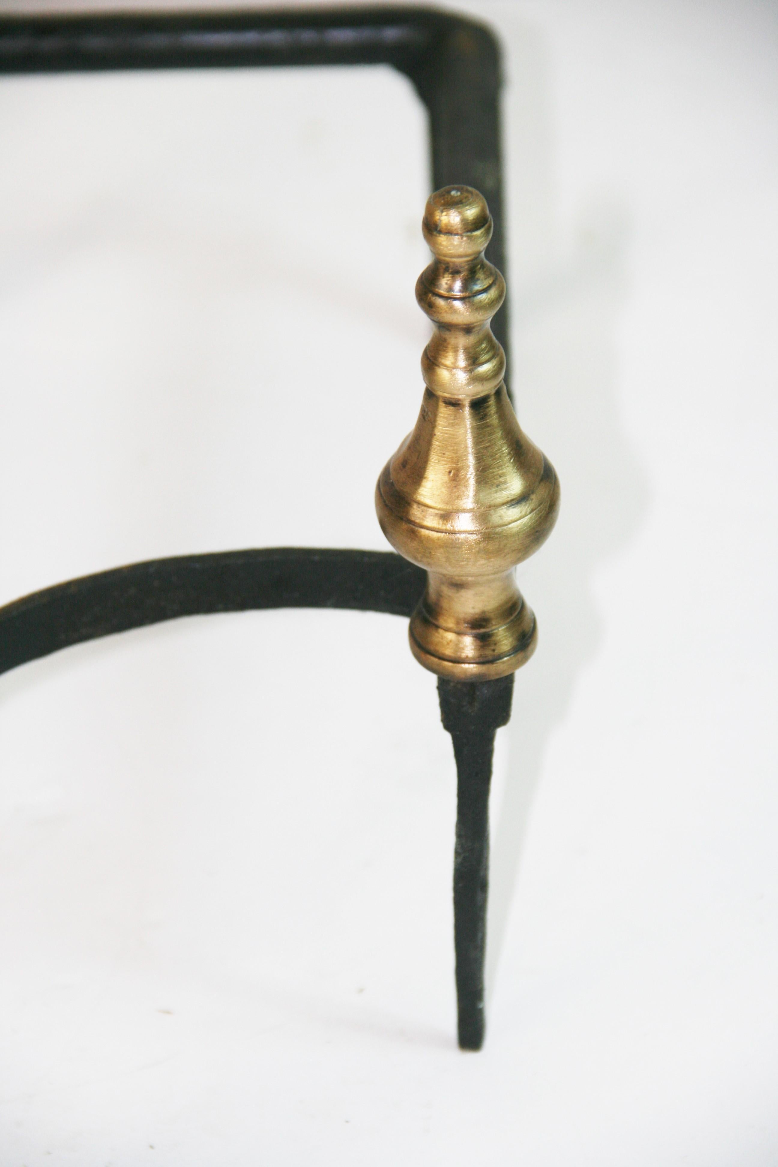 Coppia di Androni inglesi in ottone e ferro Hand Made In condizioni buone in vendita a Douglas Manor, NY